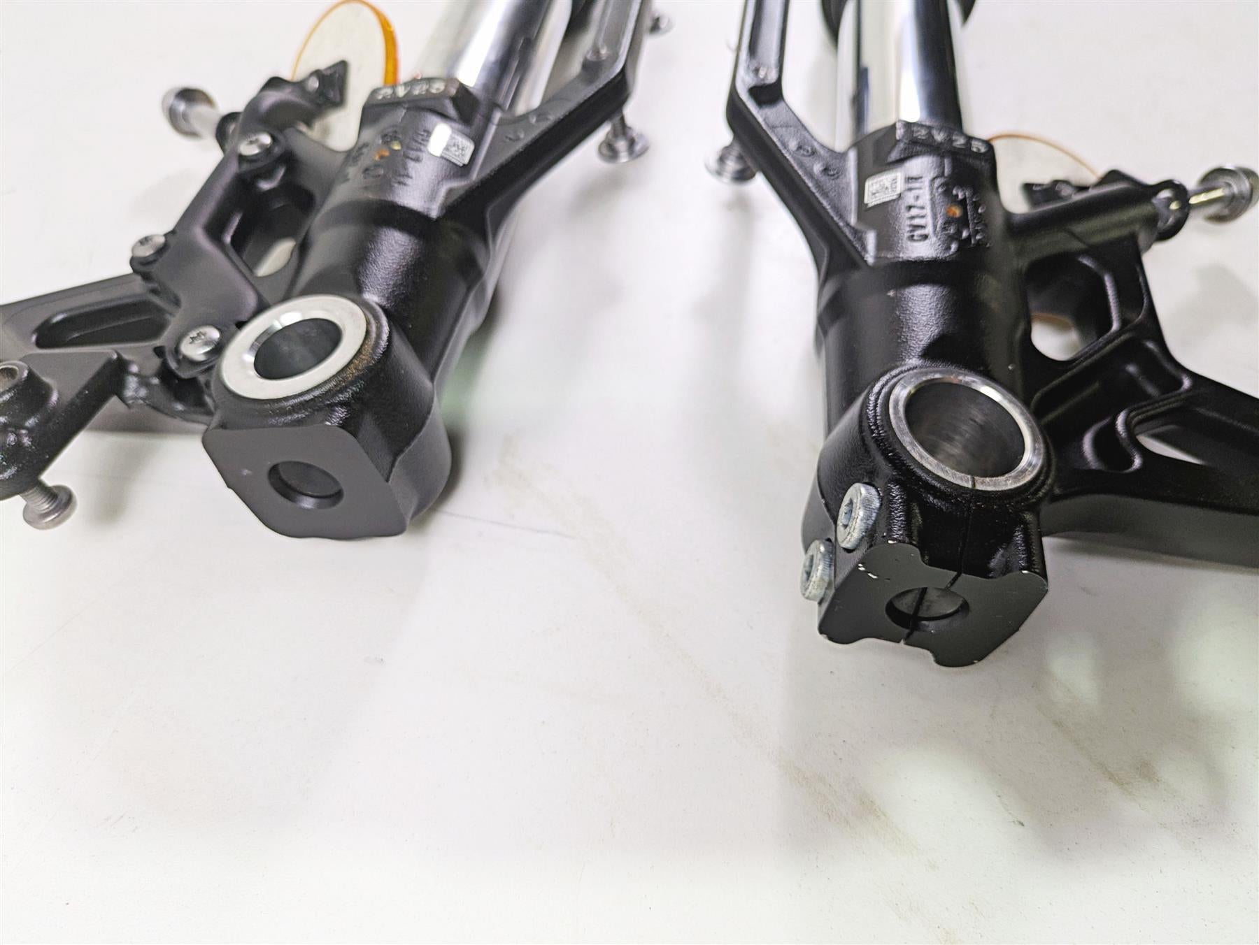 2024 Triumph Street Triple 765 R Straight Front Fork Leg Set T2043317 T2043316 {{ shop.shopifyCountryName }} - Mototech271