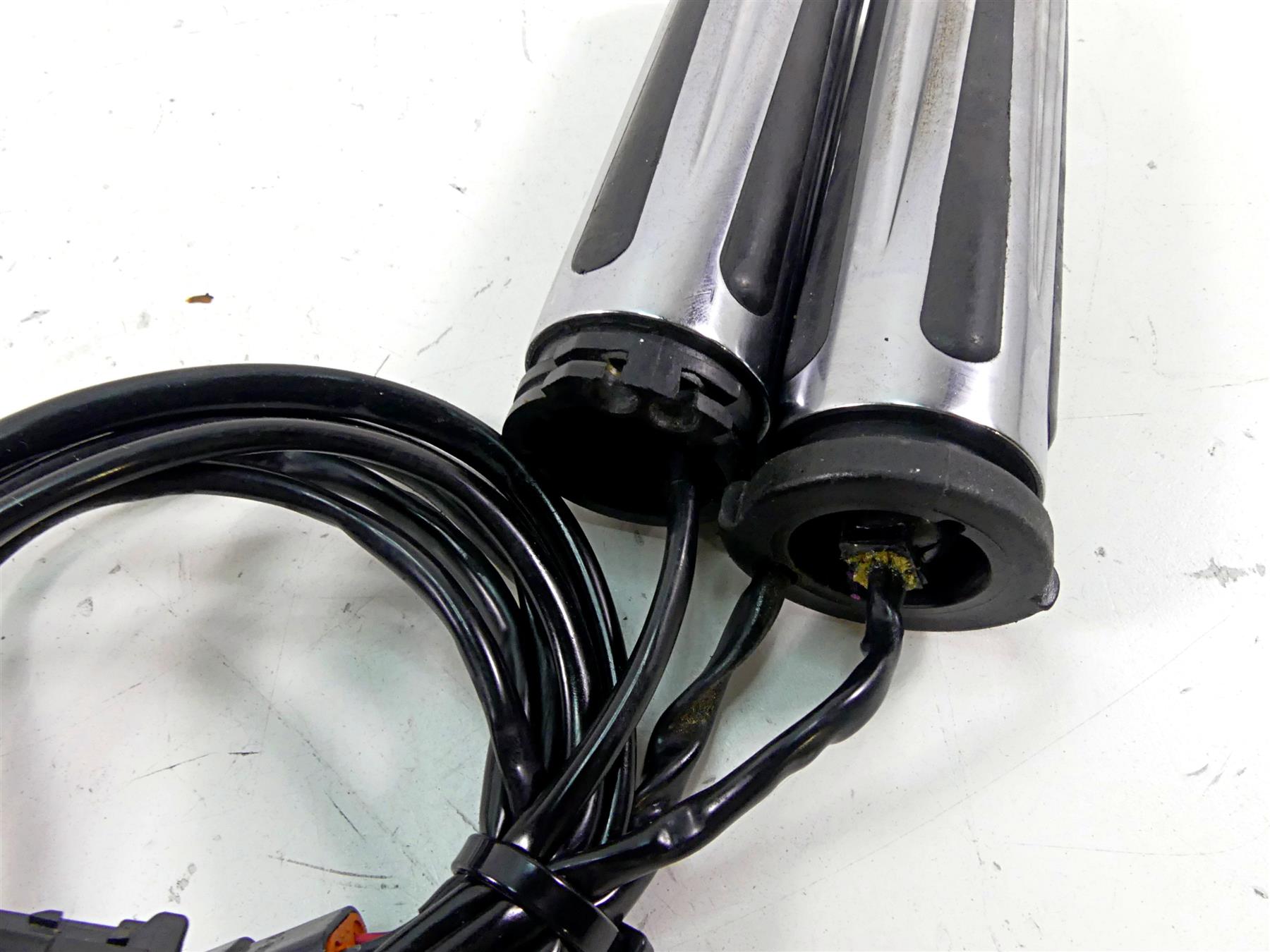 2006 Harley Touring FLHTCU SE E-Glide Left Right Heated Hand Grip Set 56771-06 {{ shop.shopifyCountryName }} - Mototech271