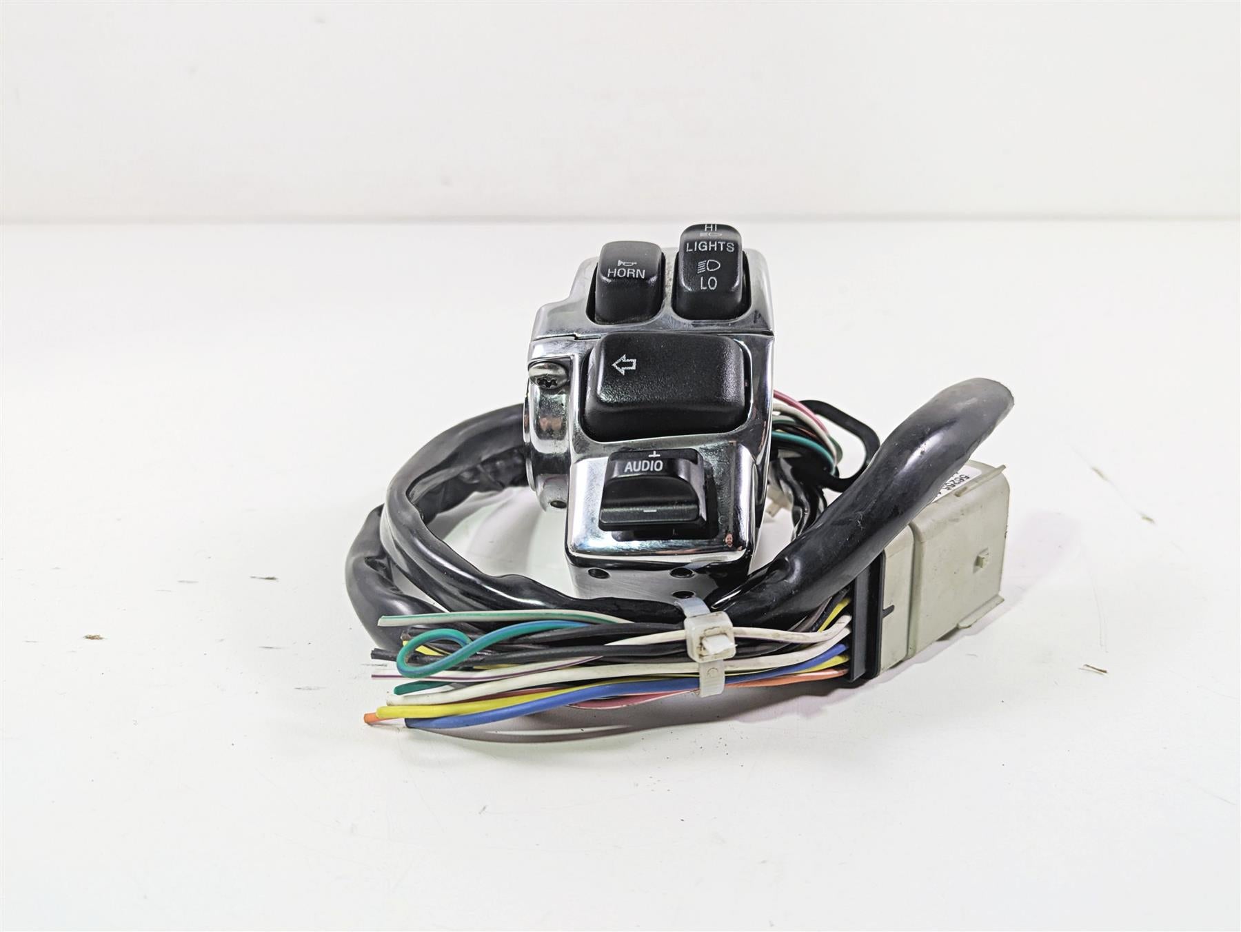 2010 Harley Touring FLHXSE CVO Street Glide Left Hand Control Switch 71682-06A {{ shop.shopifyCountryName }} - Mototech271