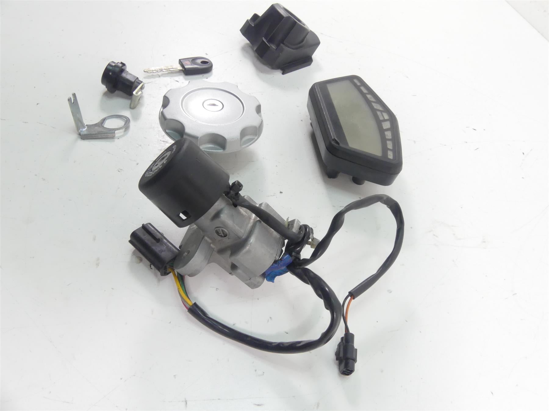 2018 Ducati Hypermotard 939 SP Speedometer Ignition Switch Key Set 12K 40611222C {{ shop.shopifyCountryName }} - Mototech271