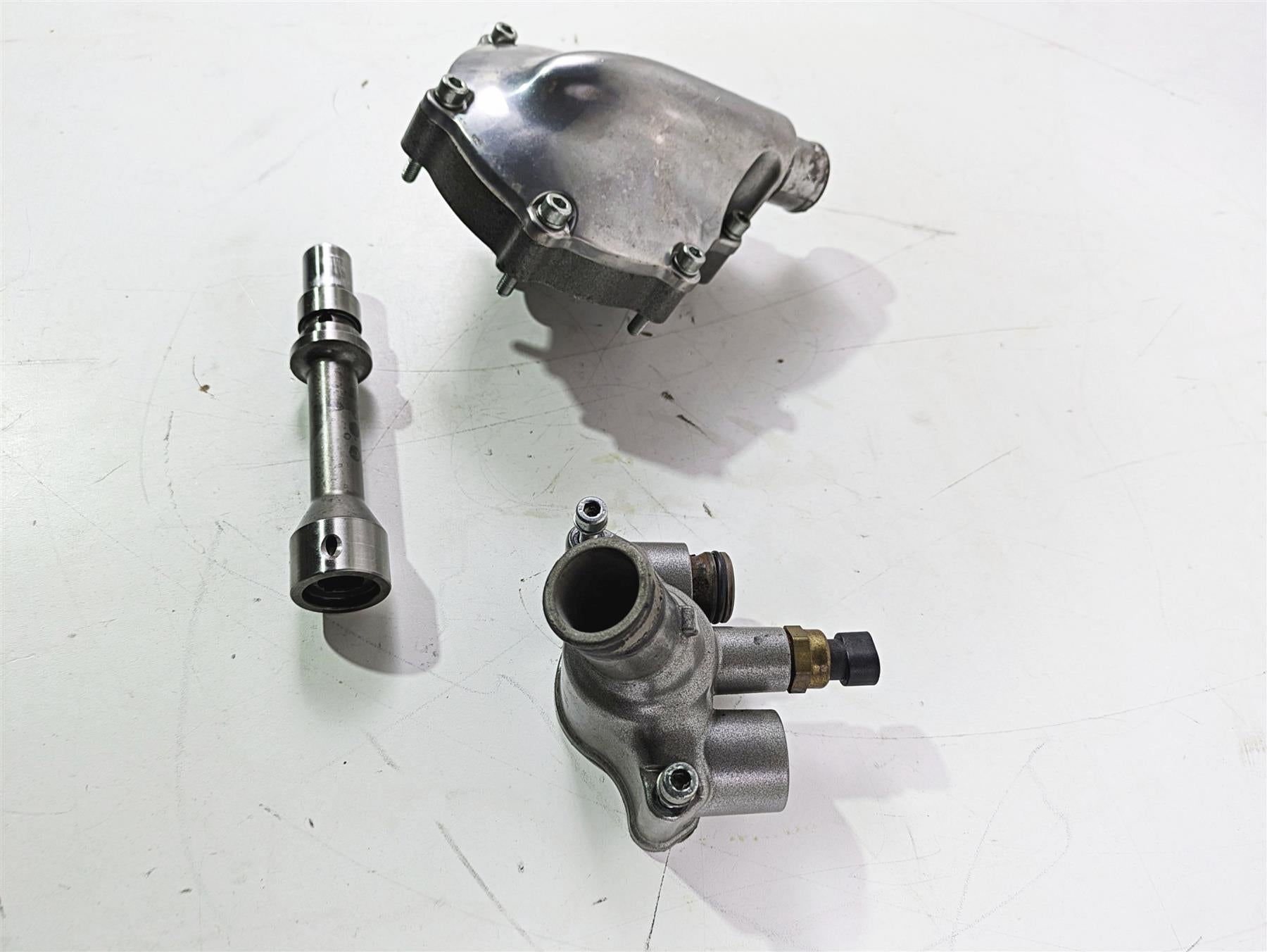 2010 Harley VRSCF Muscle Rod Waterpump Water Pump Housing Set 26750-01KA {{ shop.shopifyCountryName }} - Mototech271