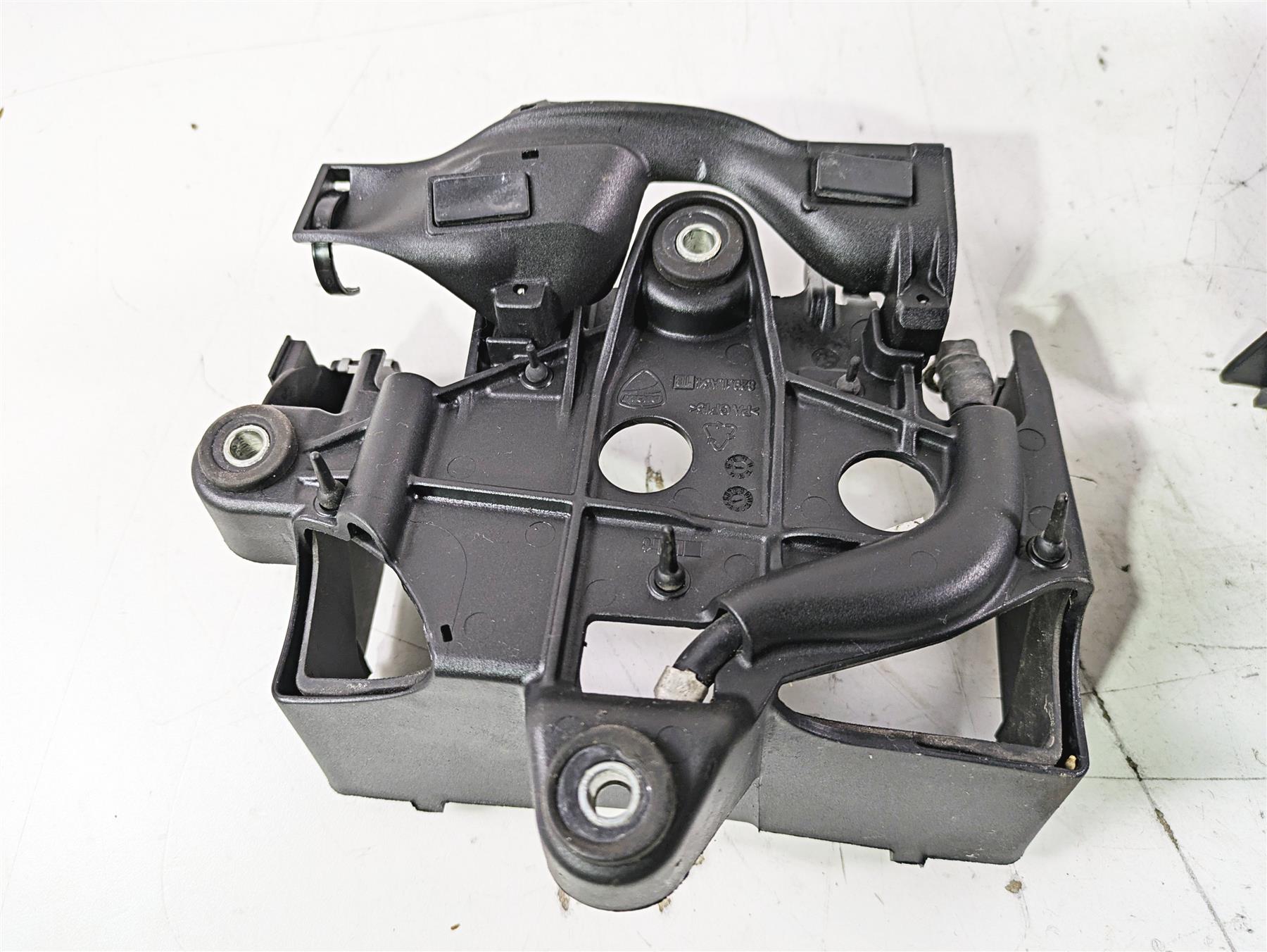 2015 Ducati Panigale 1299 S Cdi & Battery Holder Set 8291A361A 8291A541B {{ shop.shopifyCountryName }} - Mototech271