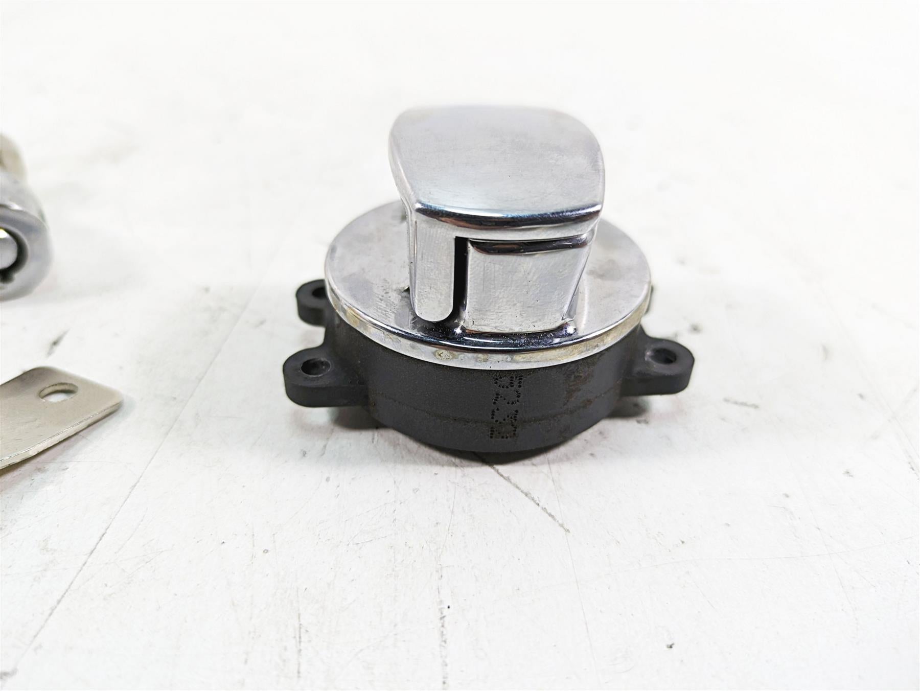2006 Harley FLSTI Softail Heritage Ignition Switch Key Lock Set 71450-04 {{ shop.shopifyCountryName }} - Mototech271