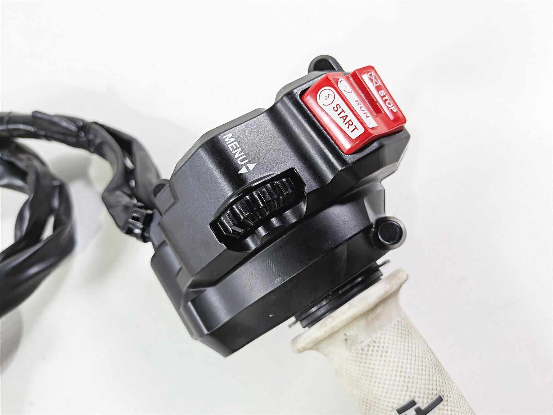 2024 Yamaha YZF R1 RN65 Right Hand Control Switch - Read B3L-8291R-03-00 {{ shop.shopifyCountryName }} - Mototech271