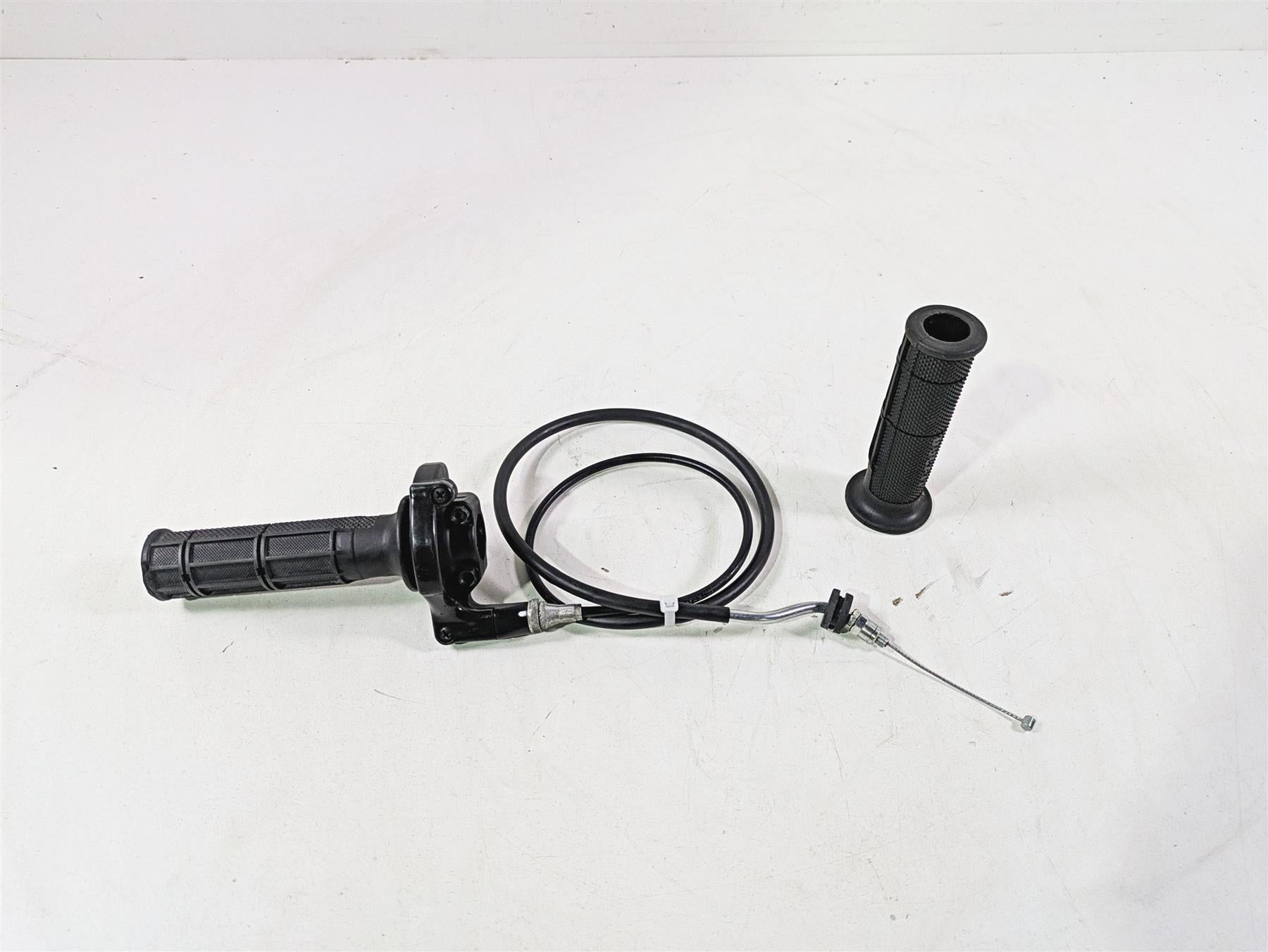 2022 Ducati Scrambler Desert Sled Throttle Control + Grip & Cable Set 65420521A {{ shop.shopifyCountryName }} - Mototech271