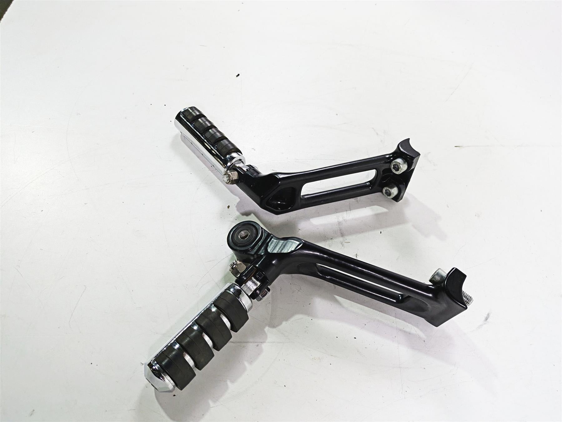 2006 Harley VRSCR Street V-Rod Passenger Footpeg Rest Set R 51087-06 L 51088-06 {{ shop.shopifyCountryName }} - Mototech271