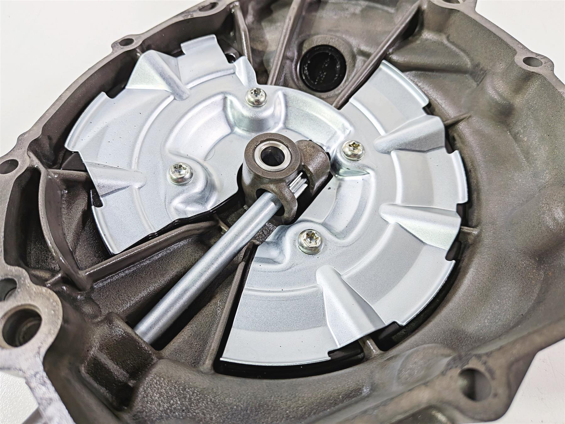 2016 Yamaha YZF R1 RN32 Silver Clutch Cover B60-15421-00-00 {{ shop.shopifyCountryName }} - Mototech271