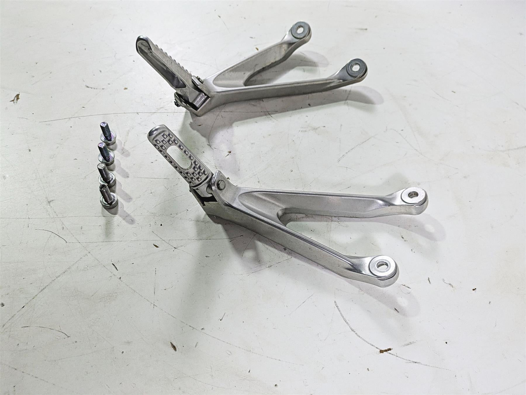 2008 Honda CBR1000RR SC59 Rear Passenger Footpeg Set 50750-MFL-000 50760-MFL-000 {{ shop.shopifyCountryName }} - Mototech271