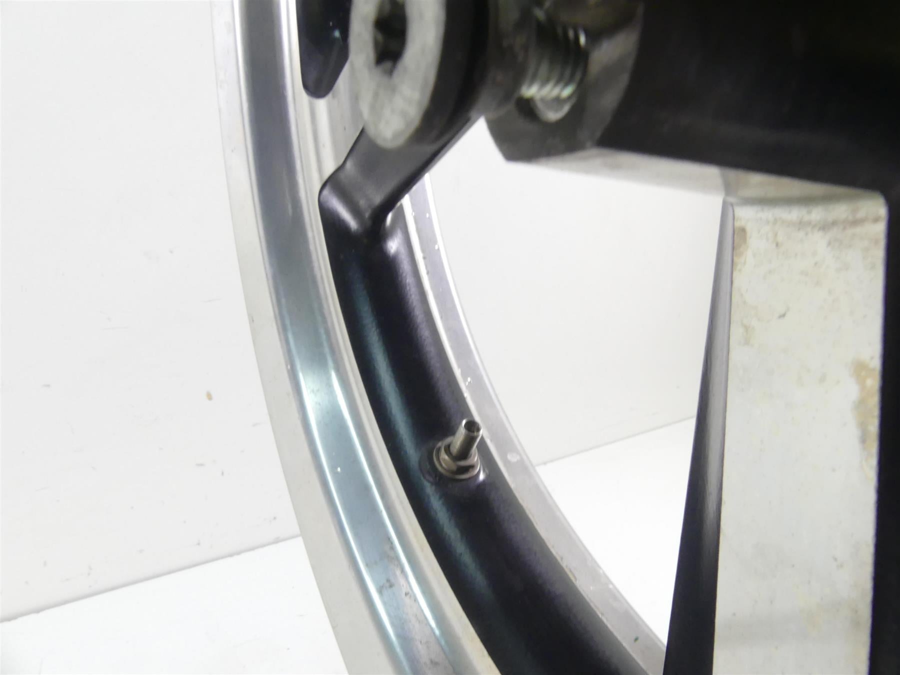 2011 Harley VRSCF Muscle Rod Straight Front Wheel Rim 19x3 - Read 41670-09 {{ shop.shopifyCountryName }} - Mototech271