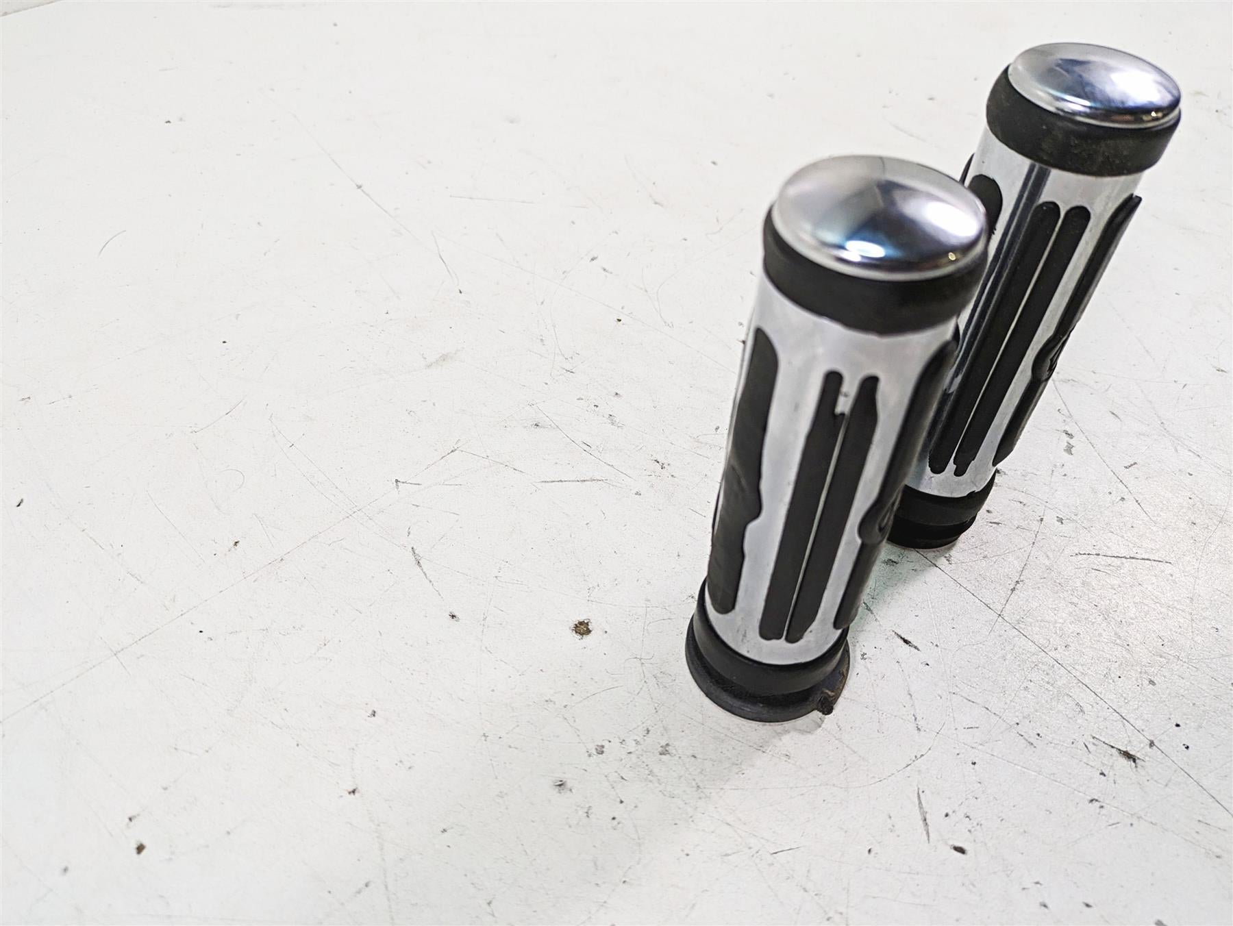 2008 Harley FLHTCU Electra Glide Oem Chrome Rubber Hand Grip Set 56246-08 {{ shop.shopifyCountryName }} - Mototech271