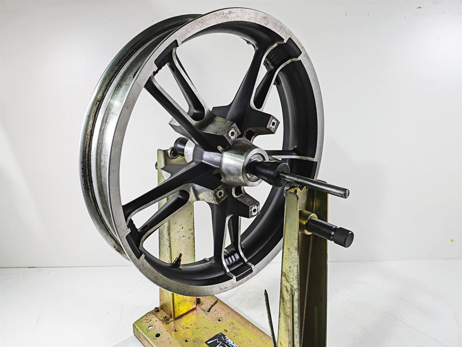 2017 Harley Touring FLTRXS Road Glide Front Wheel Enforcer 19x3.5 -READ 43300027 {{ shop.shopifyCountryName }} - Mototech271