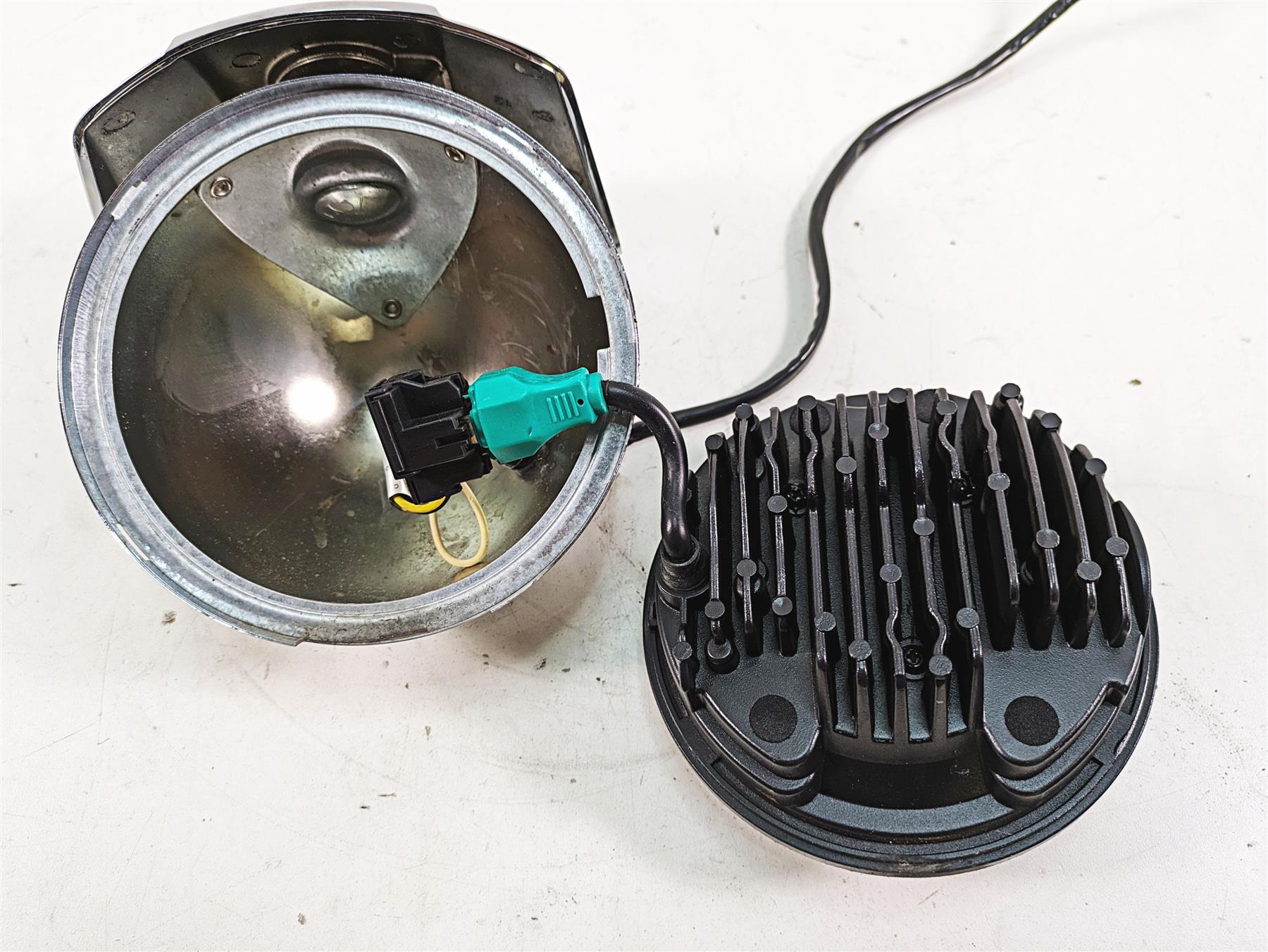 2005 Harley Dyna FXDL Low Rider Led Headlight Head Light + Visor 5-3/4" 69675-05 {{ shop.shopifyCountryName }} - Mototech271