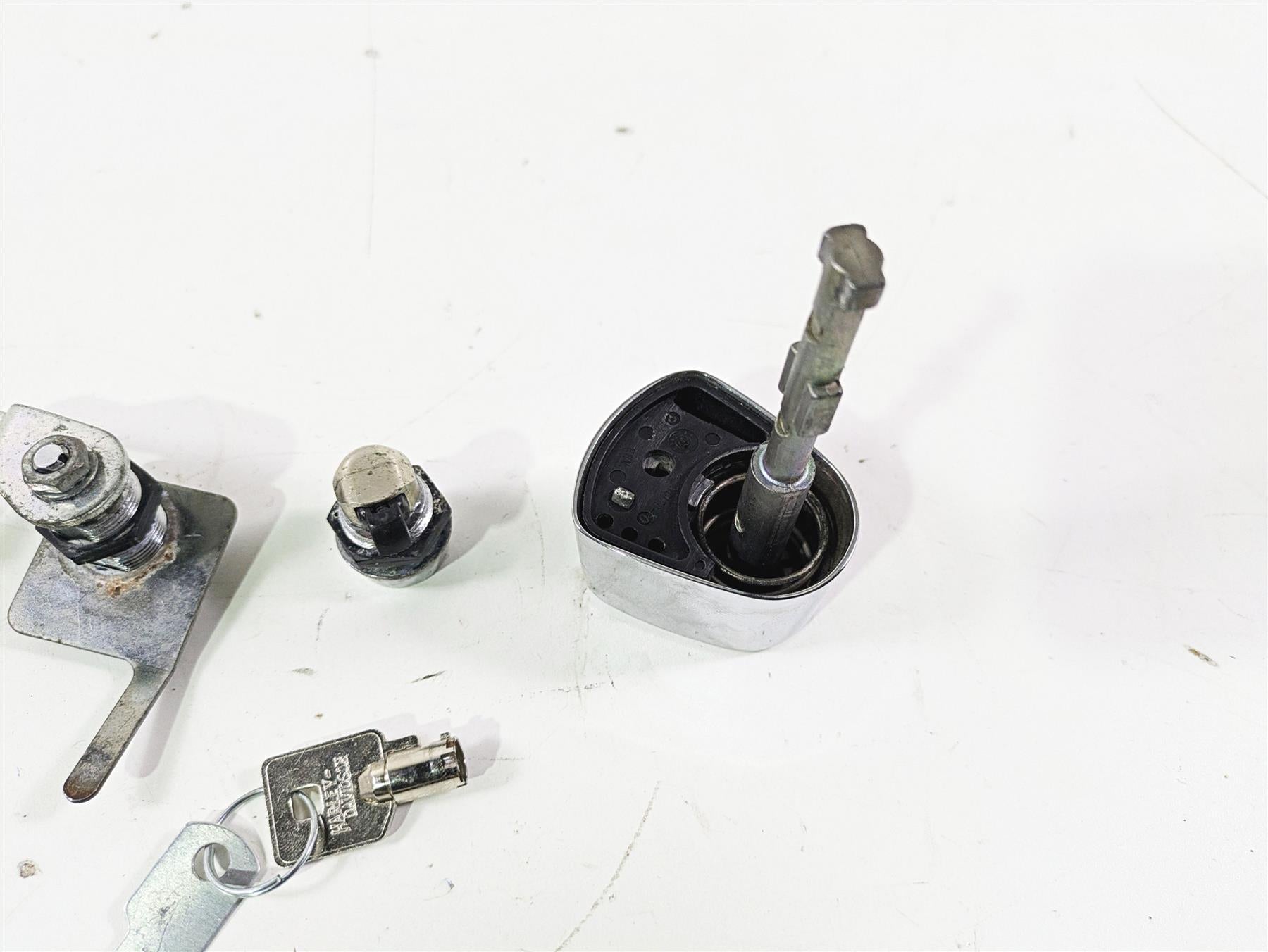2008 Harley Touring FLHTP Electra Glide Ignition Switch Knob + Key Lock 71532-03 {{ shop.shopifyCountryName }} - Mototech271