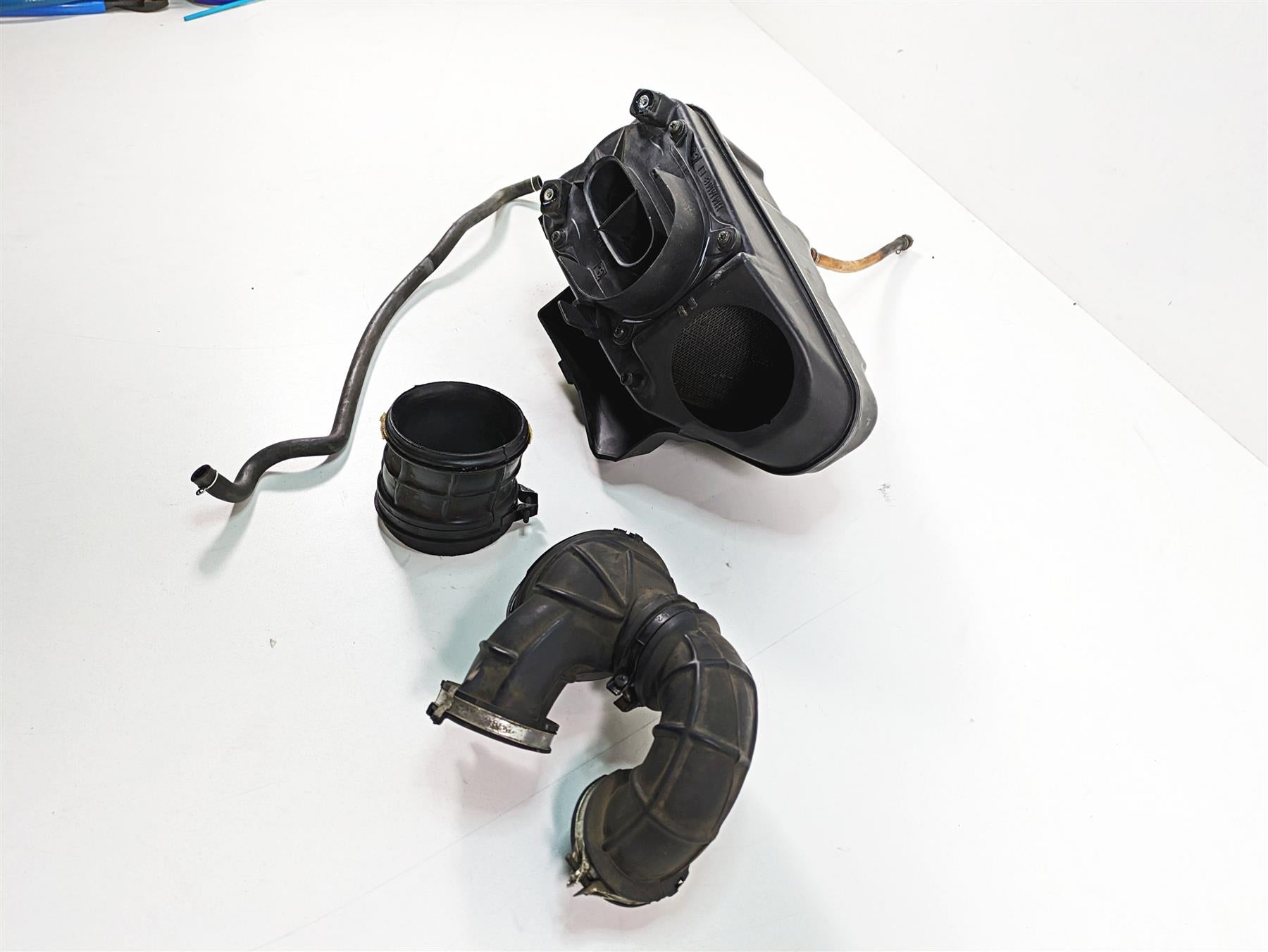 2006 Honda VT1100 C2 Shadow Air Box Cleaner Breather & Tubes 17210-MM8-020 {{ shop.shopifyCountryName }} - Mototech271