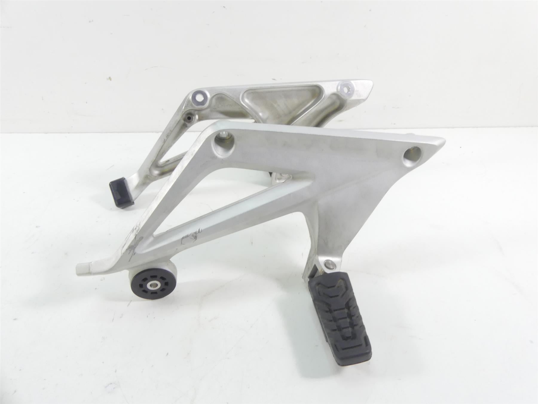 2015 BMW R1200RT K52 Rear Passenger Footpeg Foot Peg Set 46718534789 46718534790 {{ shop.shopifyCountryName }} - Mototech271