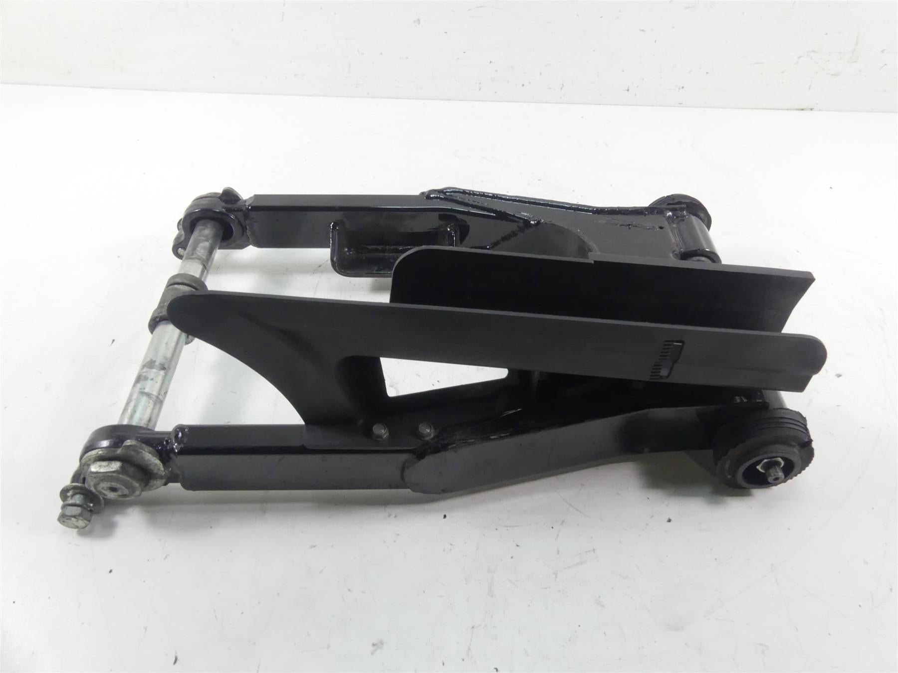 2005 Harley Touring CVO FLHTCSE Electra Glide Swingarm Swing Arm & Axle 47549-02 {{ shop.shopifyCountryName }} - Mototech271