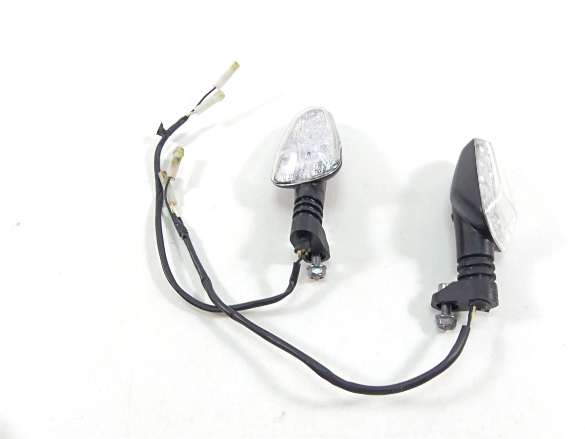 2022 Triumph Speed Triple 1200 RS Front Blinker Turn Signal Set T2704035 {{ shop.shopifyCountryName }} - Mototech271