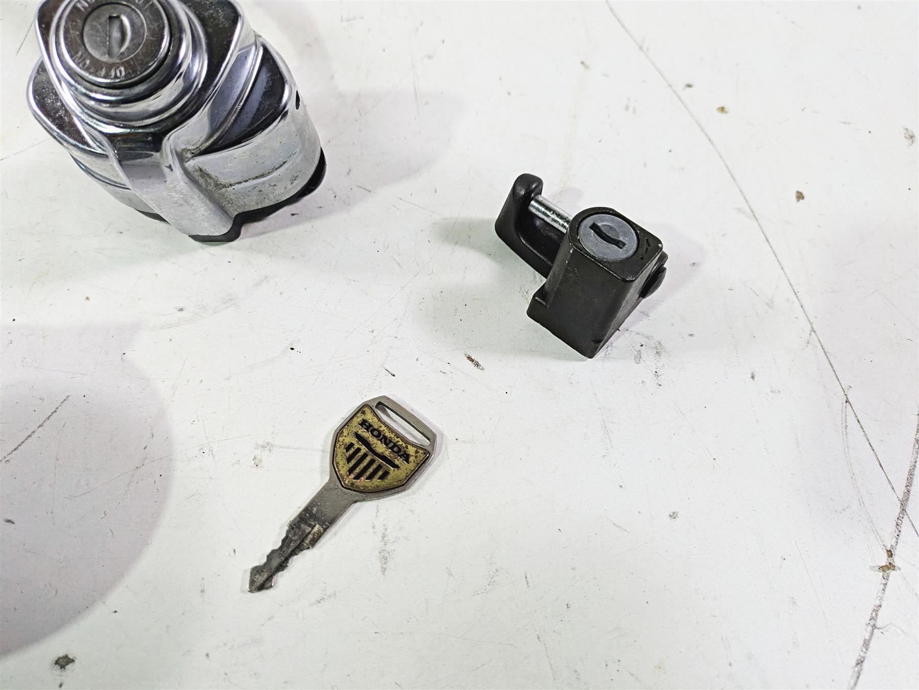 2002 Honda V-Twin VTX1800 C Ignition Switch Key Lock Set 35100-MCH-000 {{ shop.shopifyCountryName }} - Mototech271