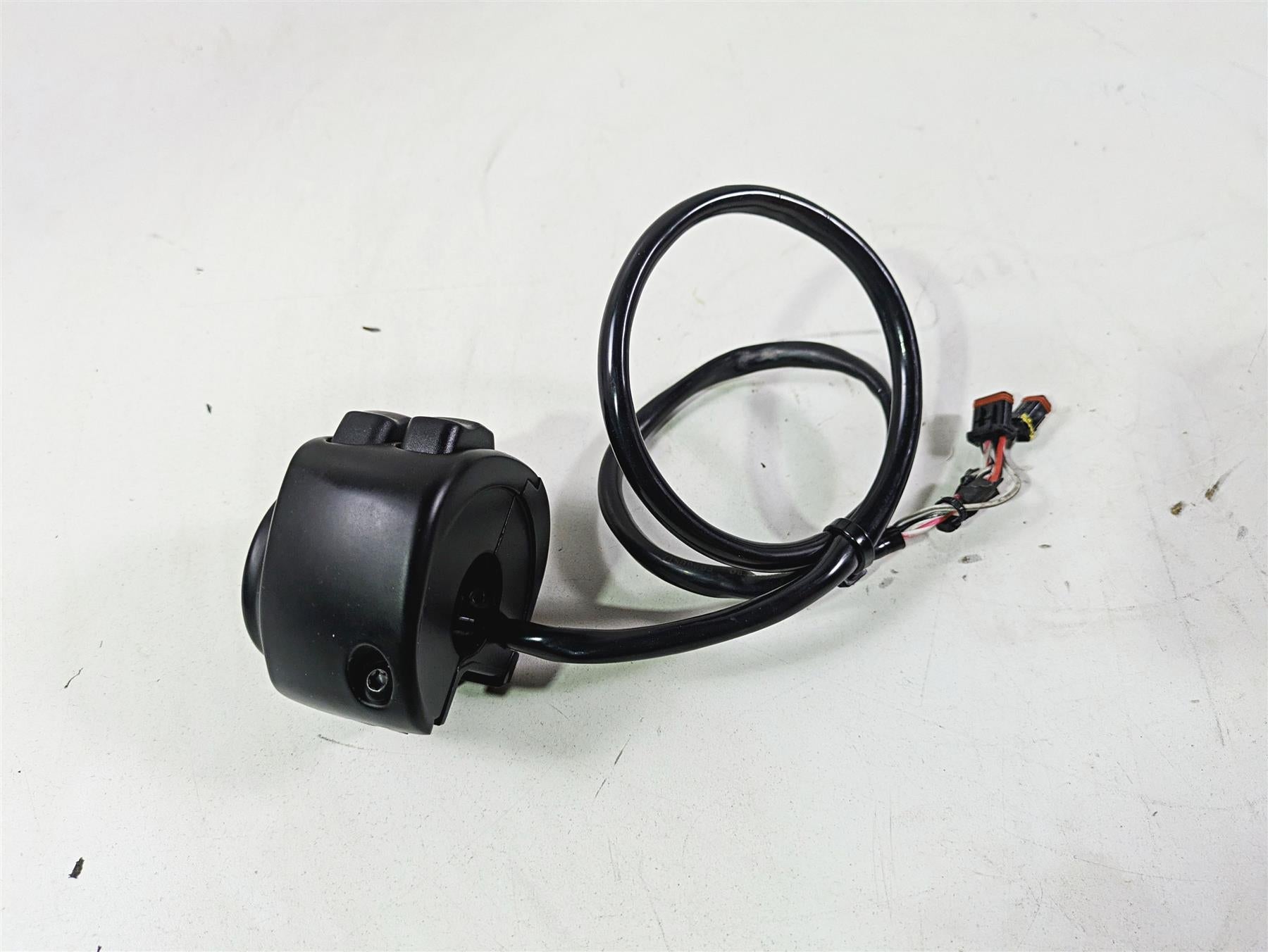 2020 Harley Softail FXST Standard Right Hand Start Stop Control Switch 71500462 {{ shop.shopifyCountryName }} - Mototech271