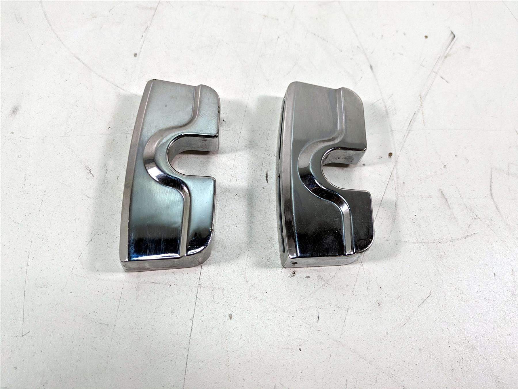 2000 Harley Dyna FXDL Low Rider Kuryakyn Scorpion Chrome Sparkplug Cover Set for Big Twins K8323 {{ shop.shopifyCountryName }} - Mototech271