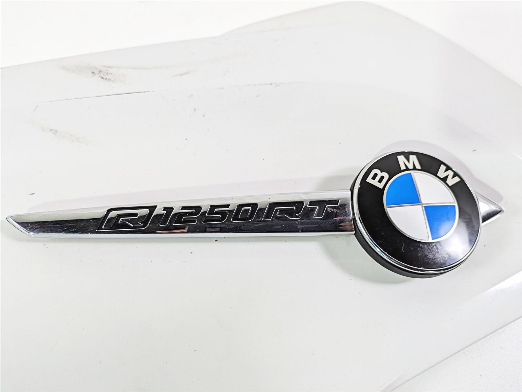 2019 BMW R1250RT K52 Left Emblem Side Covers Fairing Cowl - Read 46638566227 {{ shop.shopifyCountryName }} - Mototech271