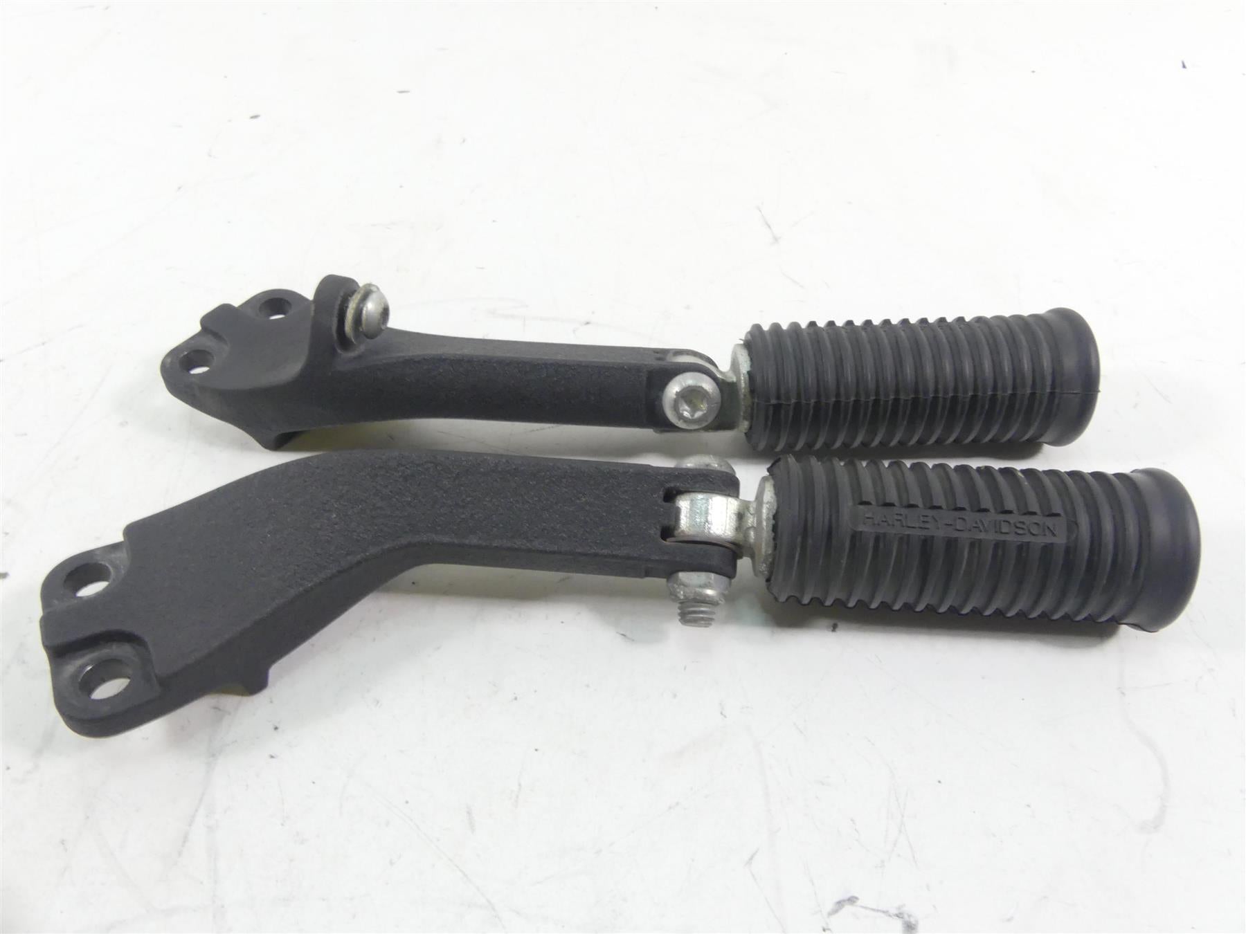 2015 Harley FXDF Dyna Fat Bob Rear Footpeg Foot Rest Set 49224-06A 49230-06