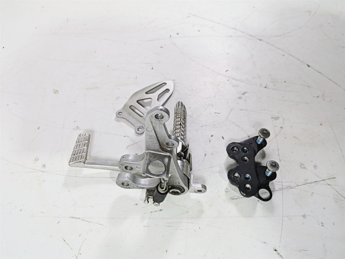 2016 Suzuki GSXR1000 Right Front Foot Peg Brake Pedal & Mount Set 3511-47H10 {{ shop.shopifyCountryName }} - Mototech271