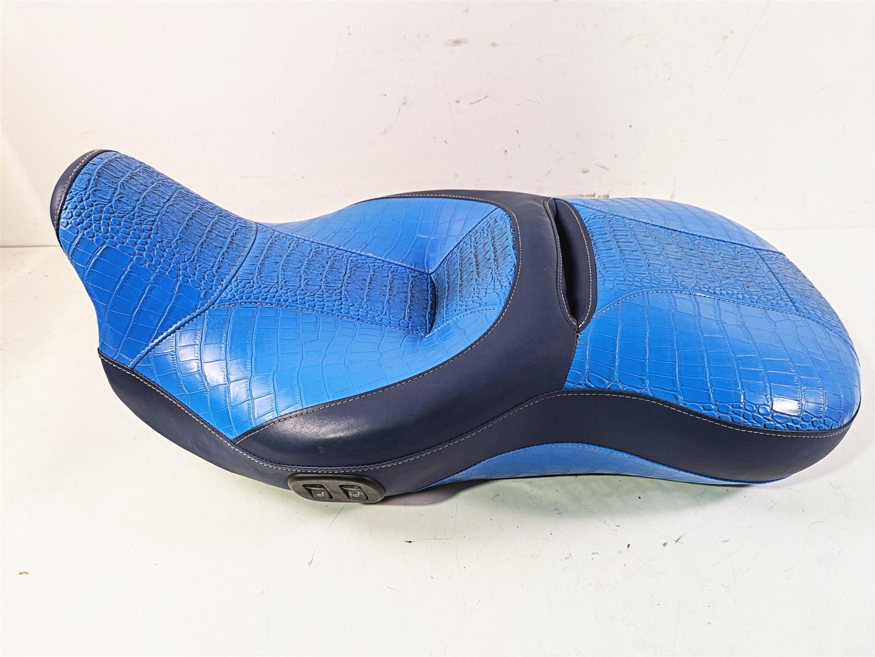 2011 Harley Touring FLHTCUSE CVO E-Glide Seat Blue Heated Alligator Skin 54112-11 {{ shop.shopifyCountryName }} - Mototech271