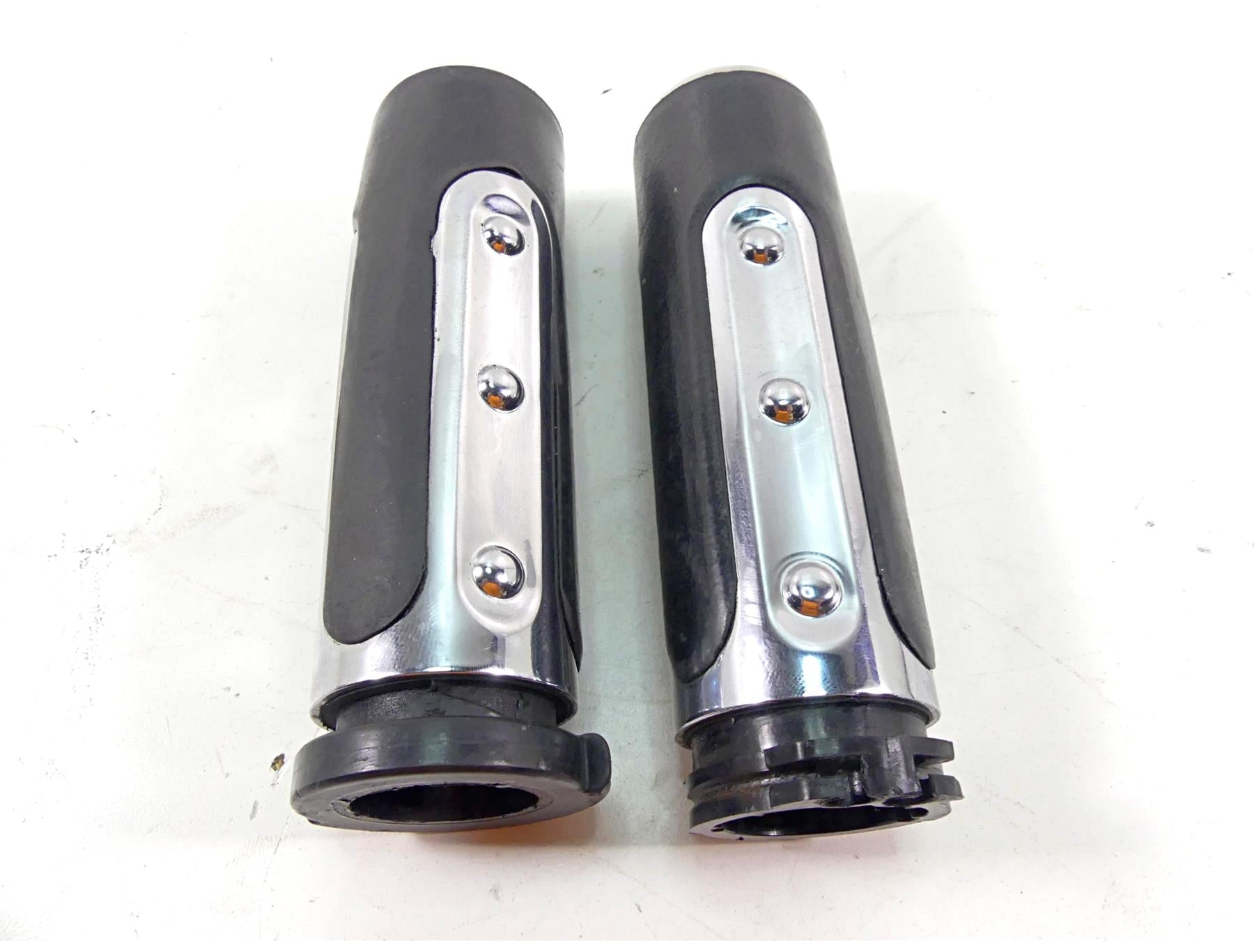 2007 Harley Touring FLHRSE CVO Road King Left Right Hand Grip Set 57202-07 | Mototech271