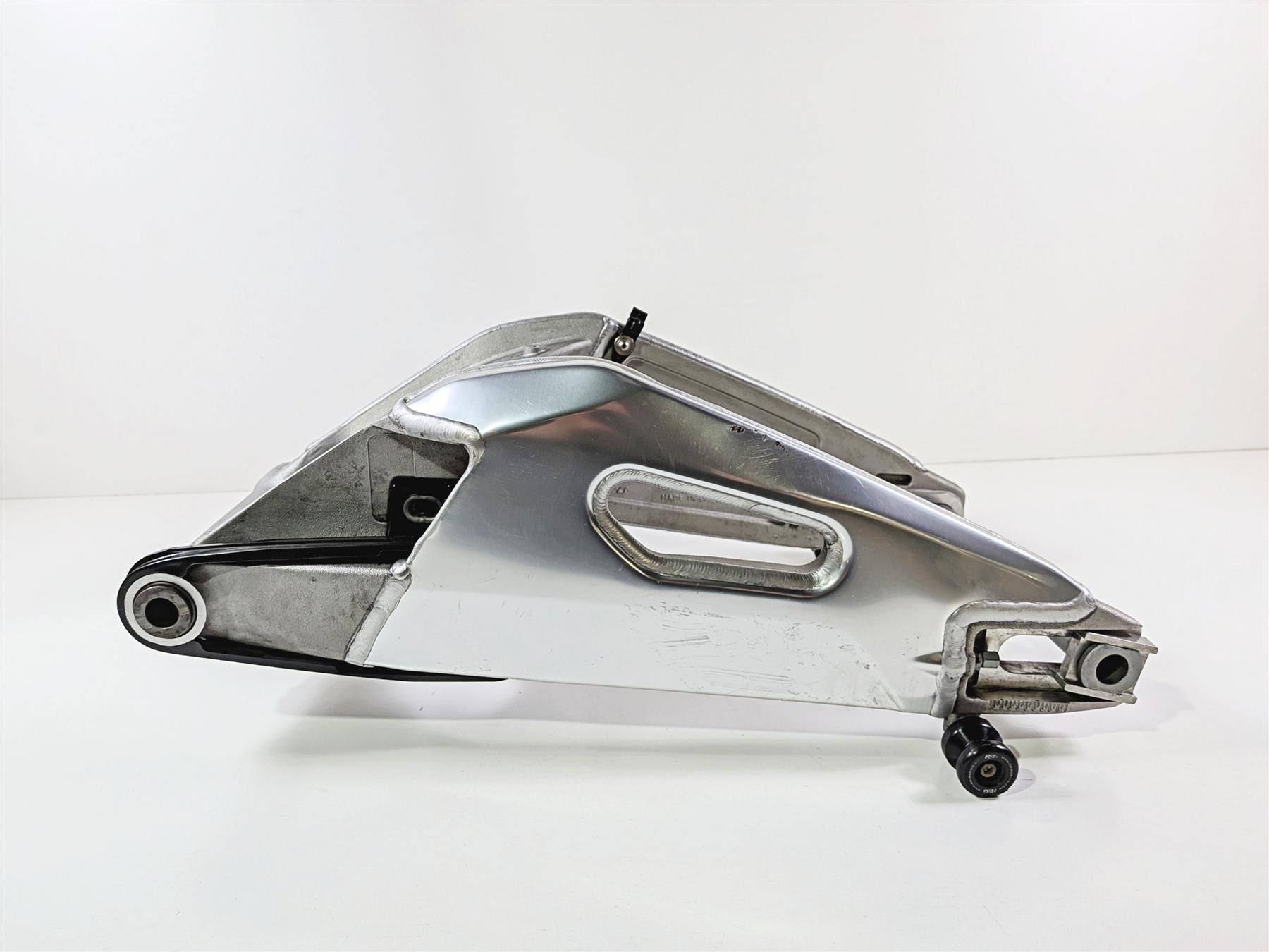 2016 Aprilia RSV 1100 Tuono V4 Factory Rear Swingarm Swing Arm & Axle 2B001289 {{ shop.shopifyCountryName }} - Mototech271