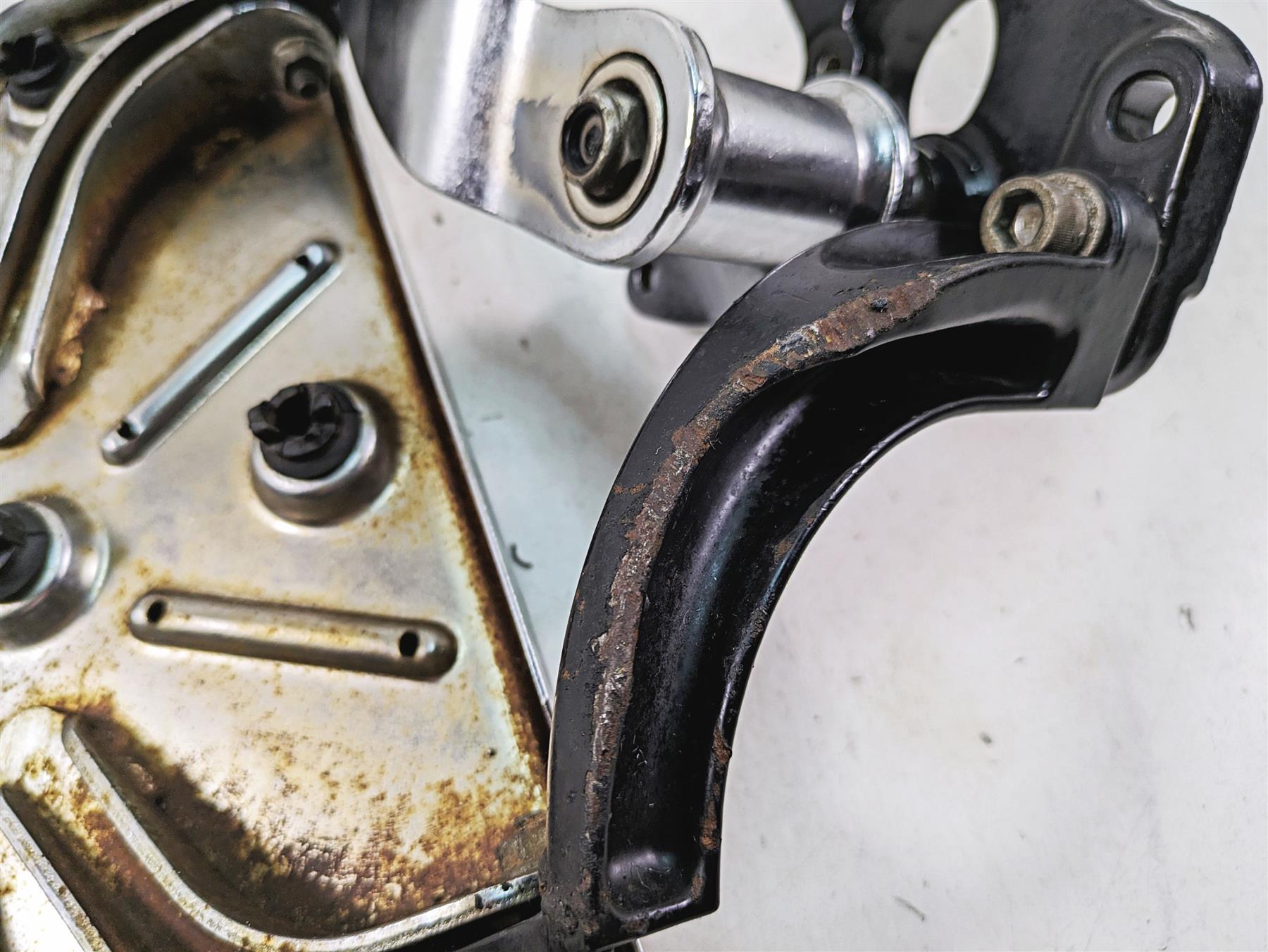 2010 Harley Touring FLHTCU Electra Glide Right Floorboard + Brake Pedal 50621-06 {{ shop.shopifyCountryName }} - Mototech271