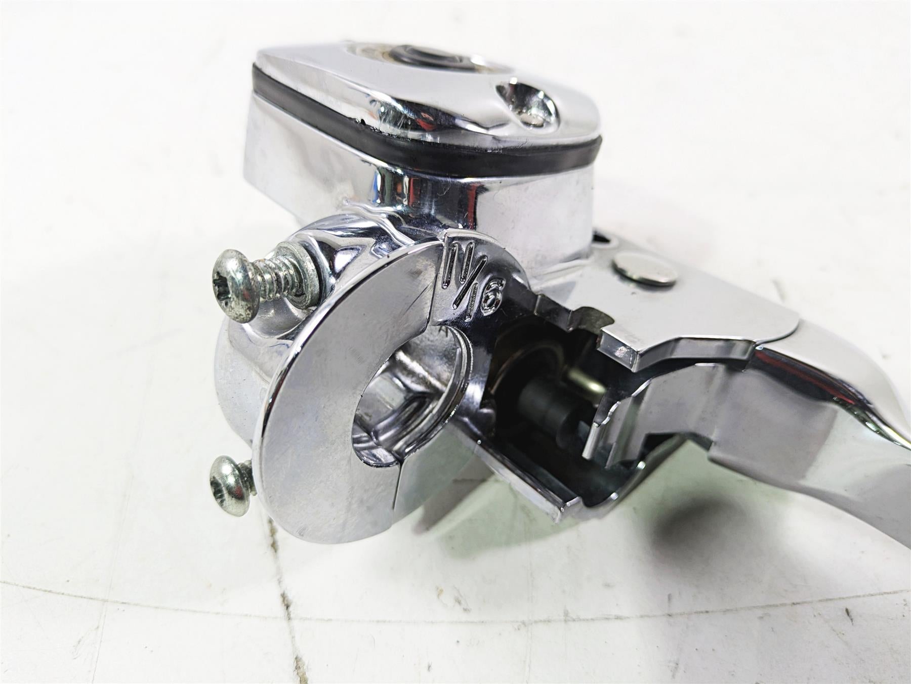 2007 Harley Touring FLHTCU SE CVO E-Glide Front Chrome Master Cylinder 41700740 {{ shop.shopifyCountryName }} - Mototech271