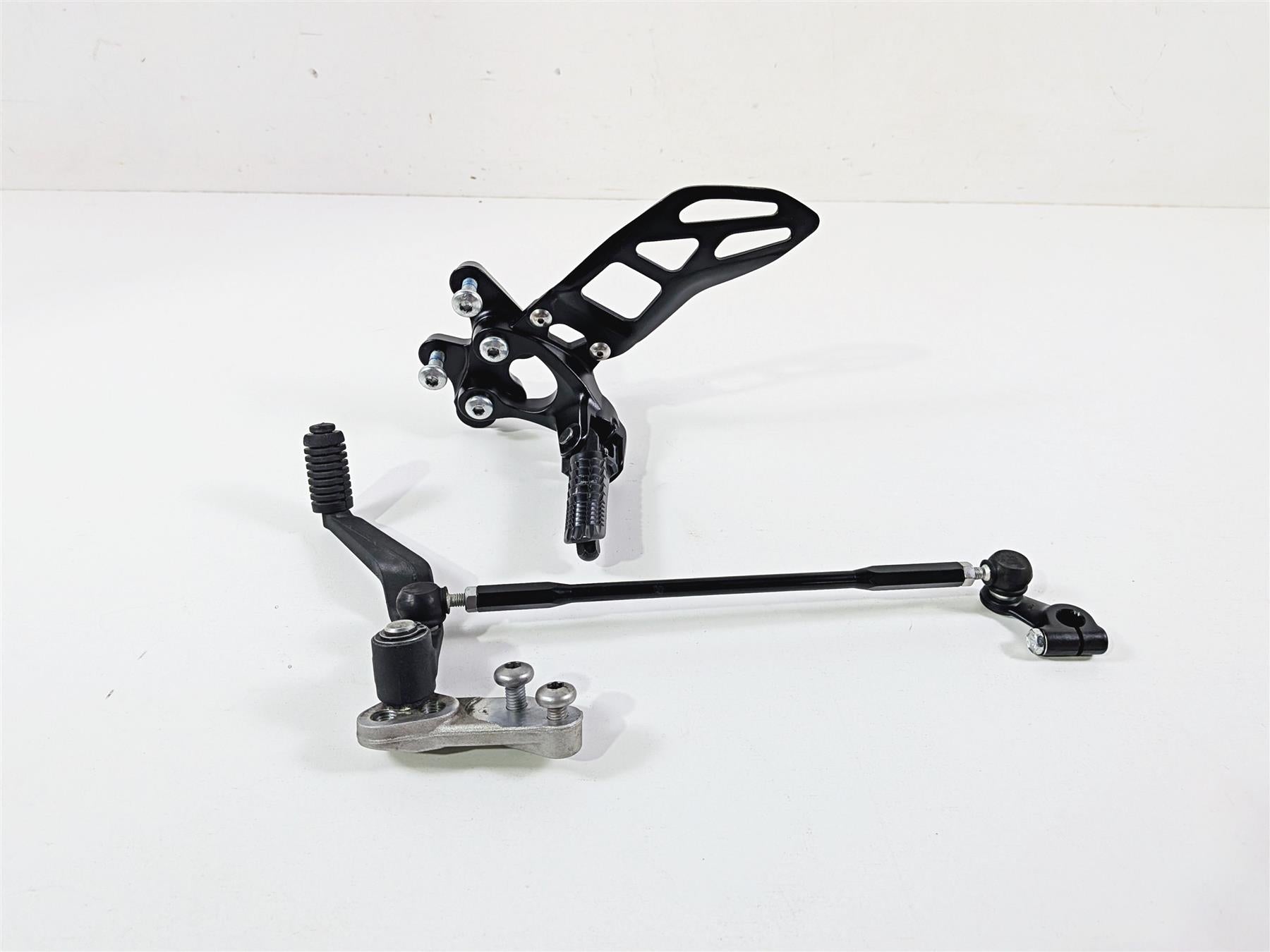 2024 Suzuki GSXR600 Left Front Footpeg & Shifter 43521-47H20 25600-14J11 {{ shop.shopifyCountryName }} - Mototech271