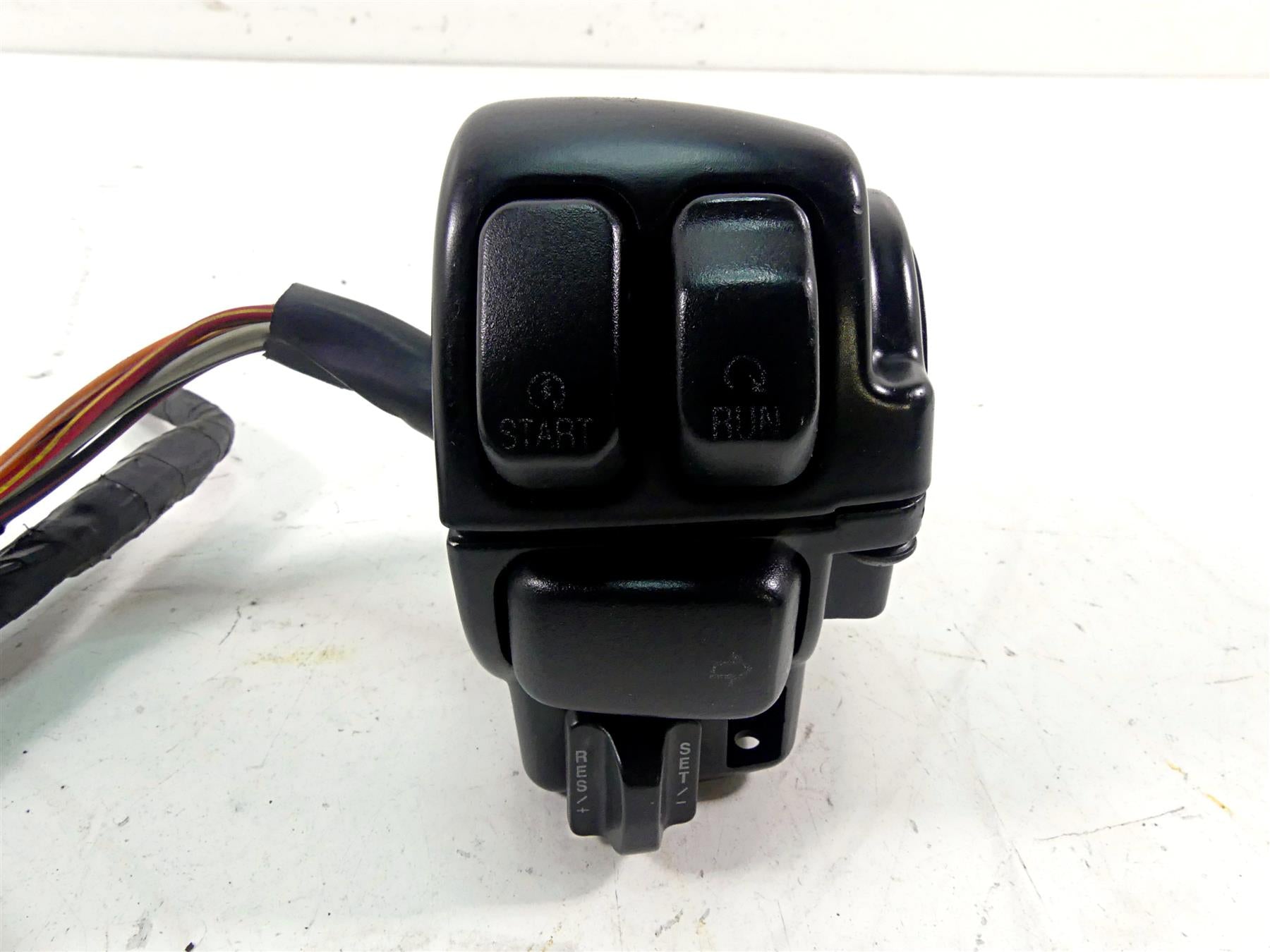 2010 Harley Touring FLHRC Road King Right Hand Control Switch 71684-06A 71683-06 {{ shop.shopifyCountryName }} - Mototech271