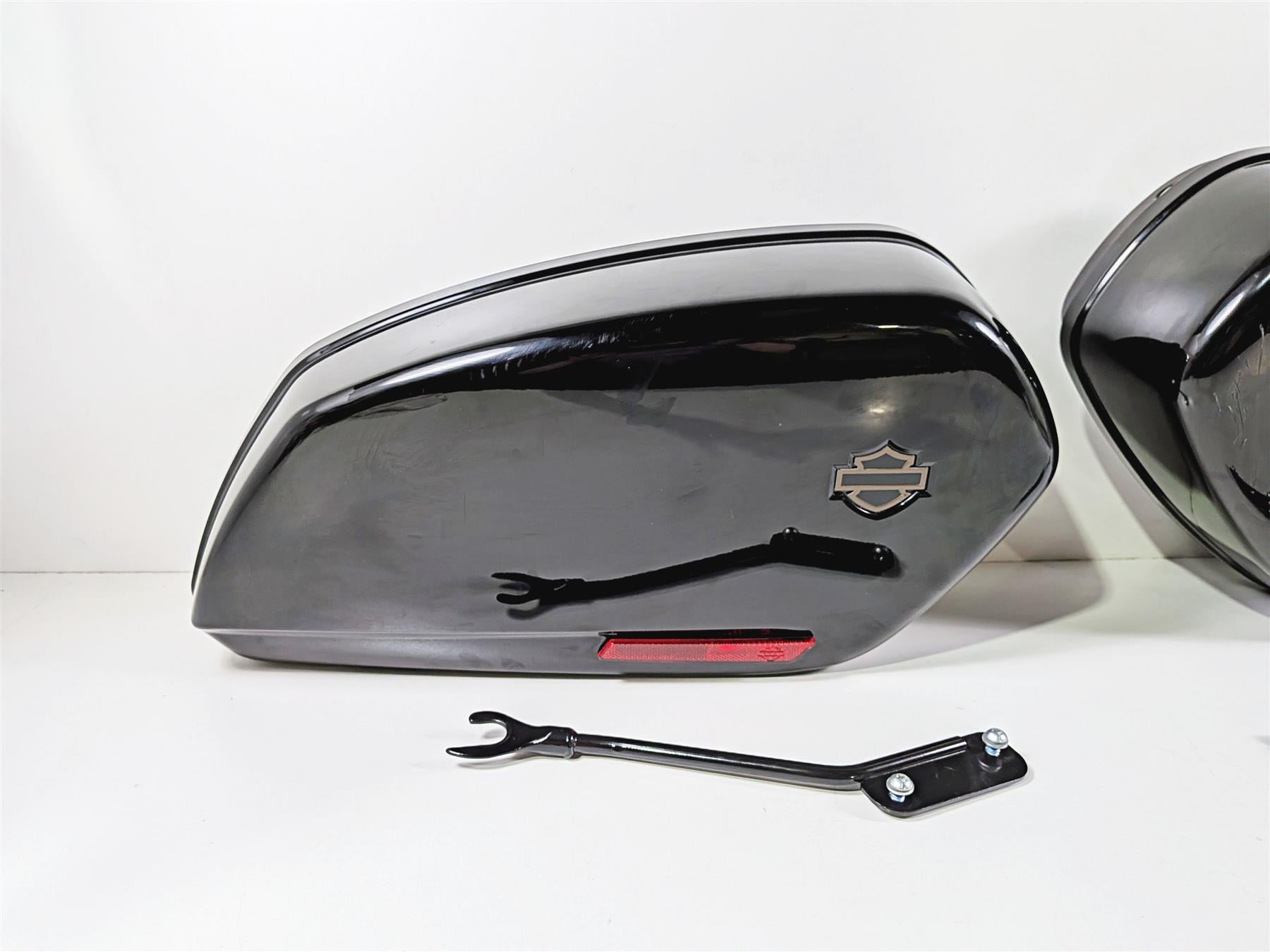 2024 Harley Softail FXLRST Low Rider Left Right Saddlebags & Mounts Set 90202264 {{ shop.shopifyCountryName }} - Mototech271