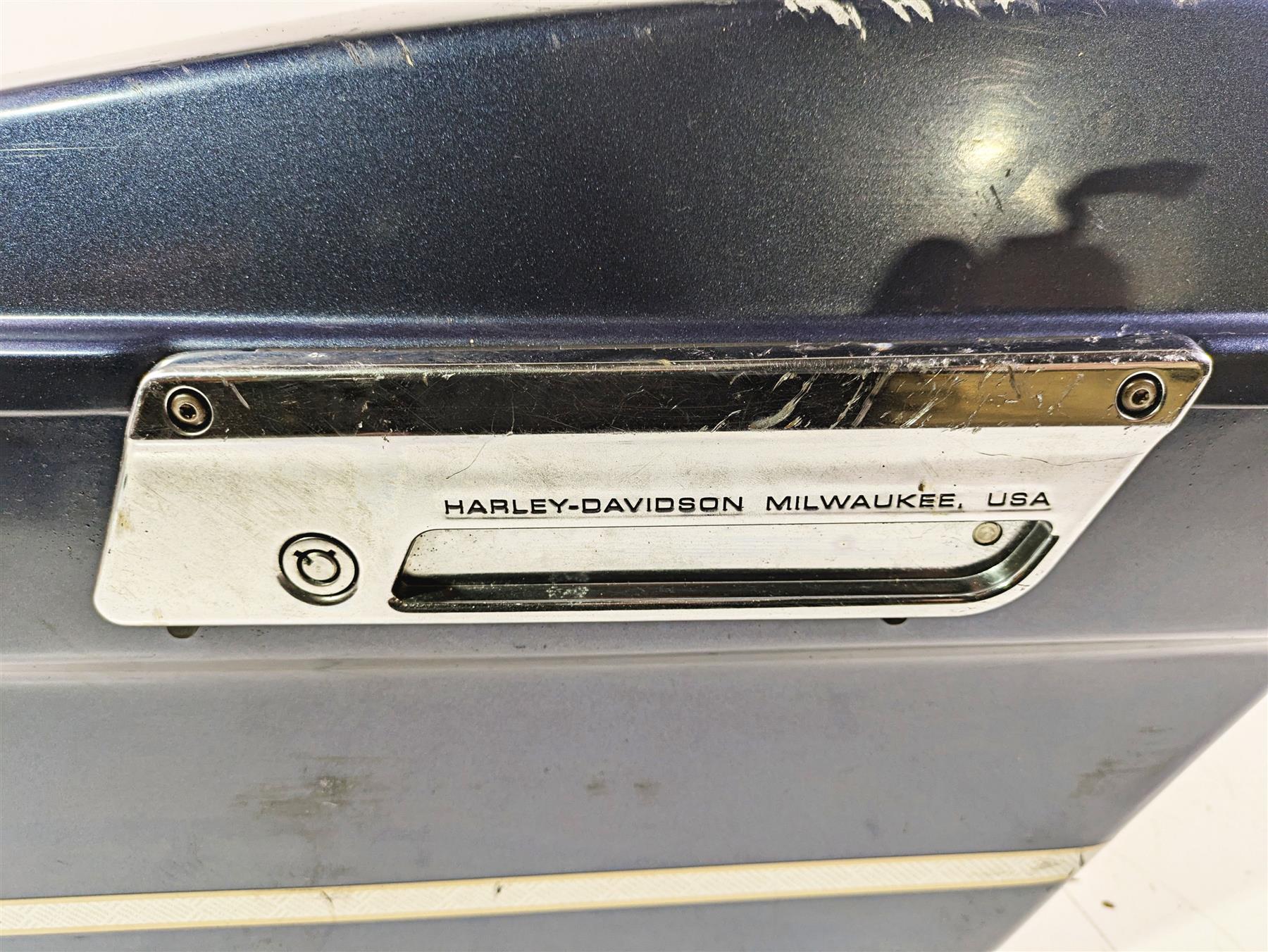 2003 Harley Touring FLHTCUI E-Glide 100th Right Saddle Bag Saddlebag 90752-93 {{ shop.shopifyCountryName }} - Mototech271