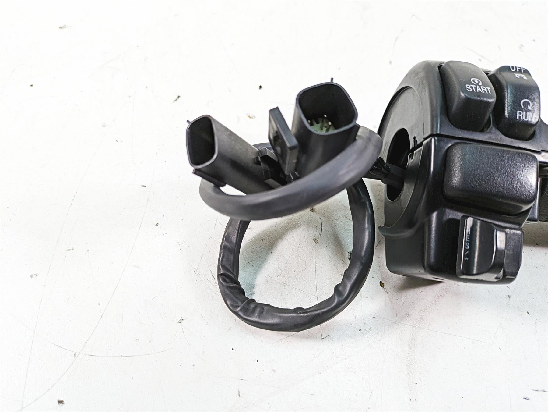 2011 Harley Touring FLHR Road King Right Hand Control Switch 71682-06A {{ shop.shopifyCountryName }} - Mototech271