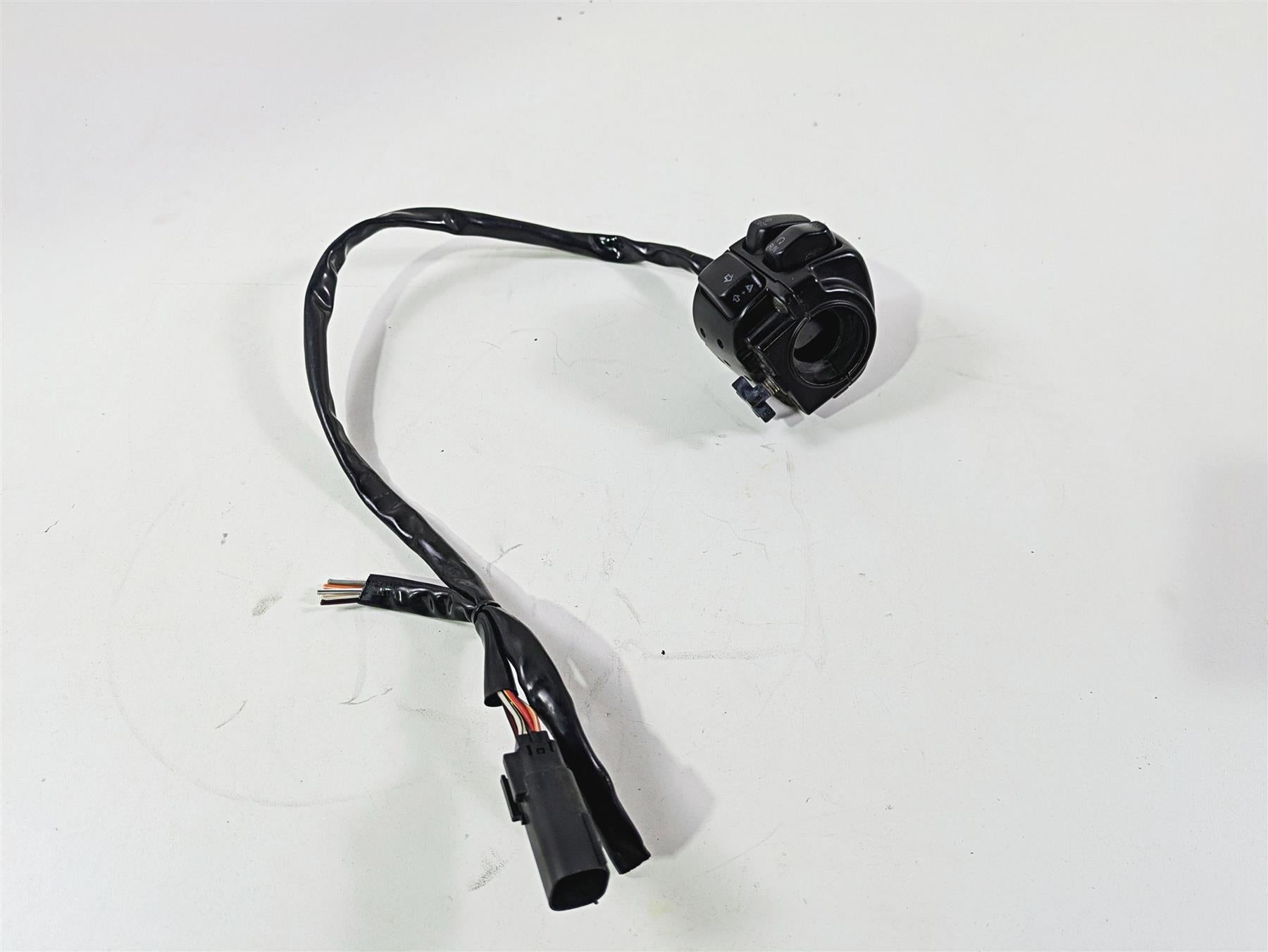 2011 Harley FXDC Dyna Super Glide Right Hand Control Switch - Read 71684-06A {{ shop.shopifyCountryName }} - Mototech271
