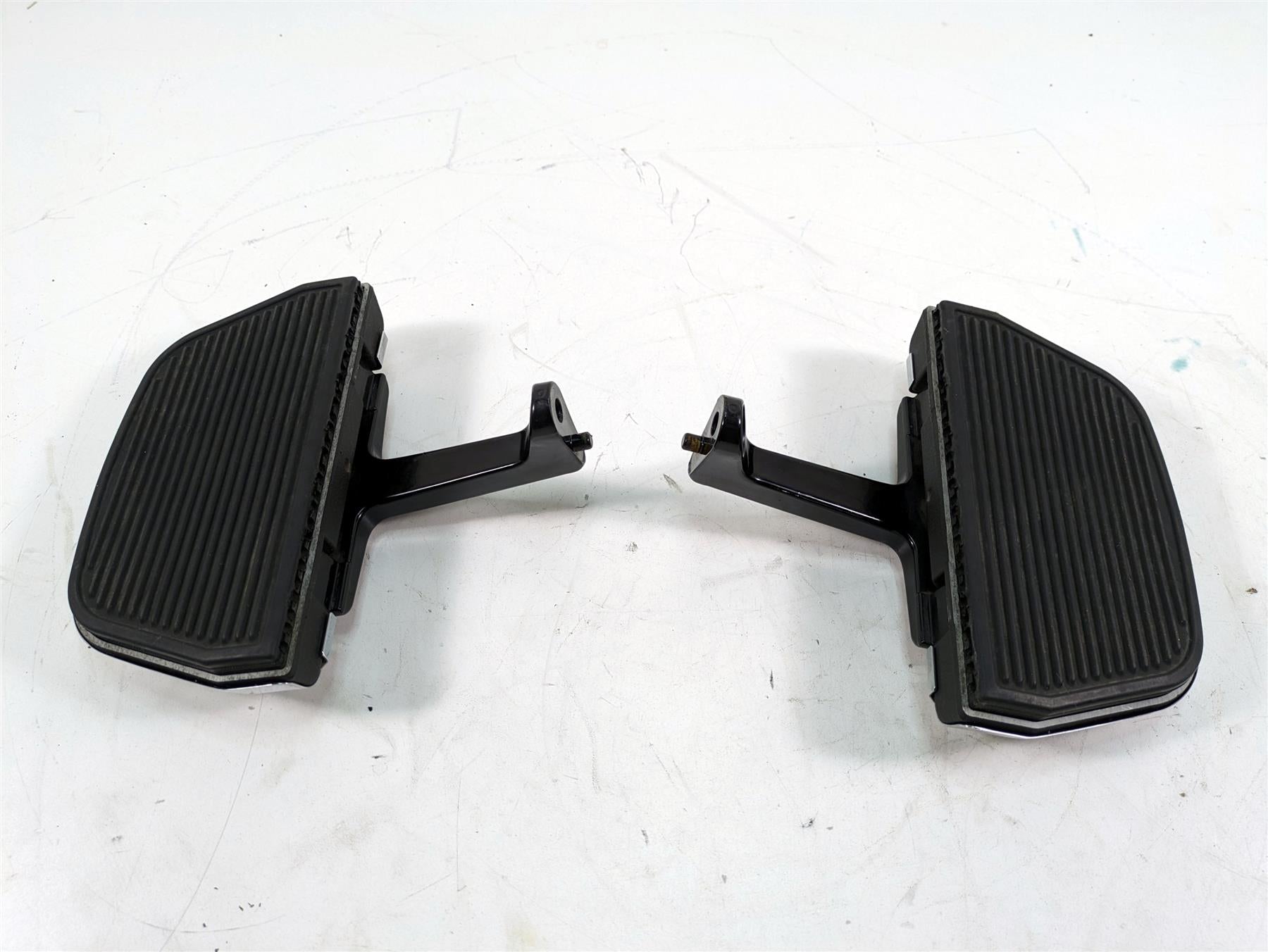 2006 Harley Touring FLHTCUI Electra Glide Passenger Floor Board Set 52719-93B {{ shop.shopifyCountryName }} - Mototech271