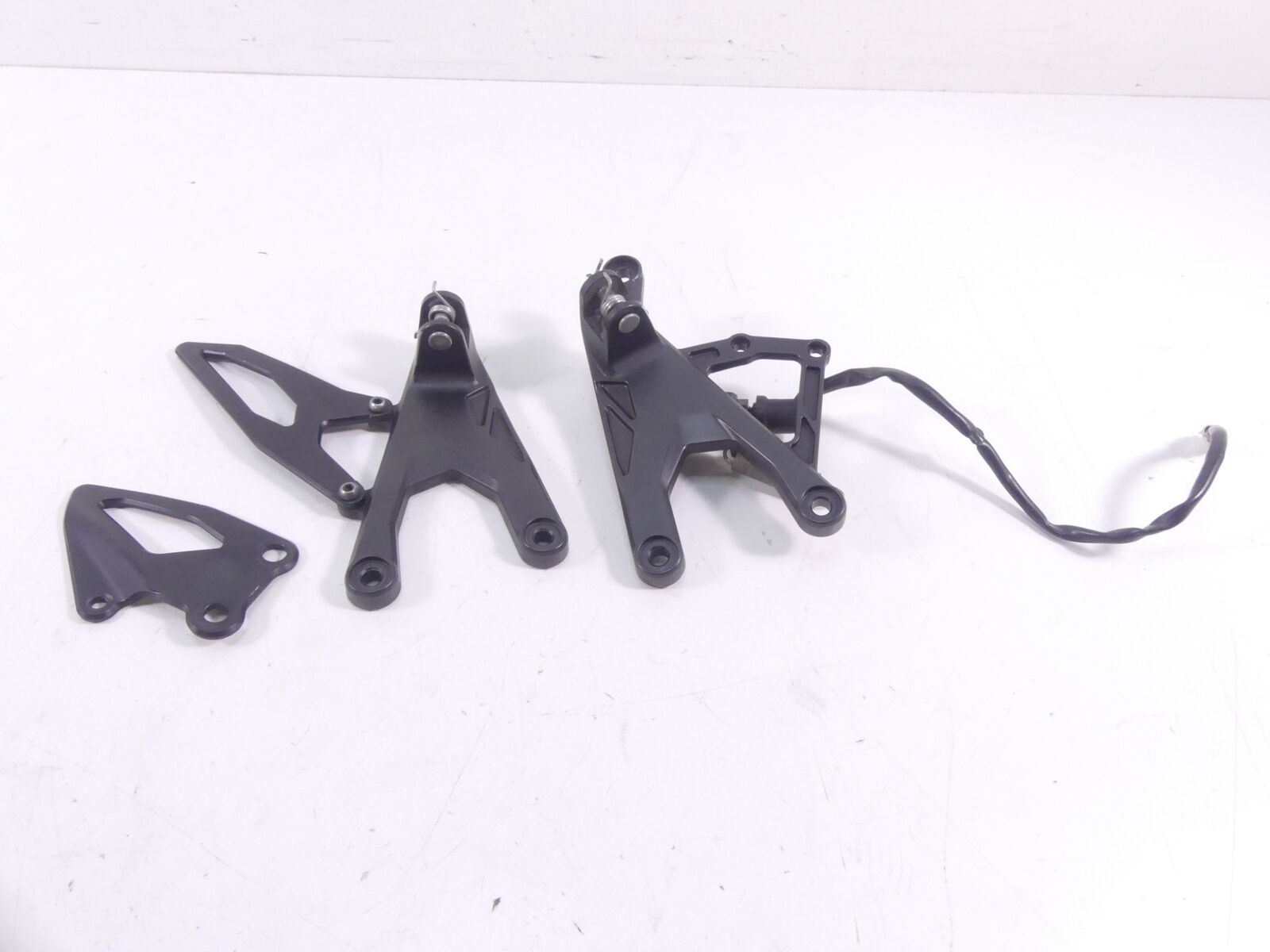 2015 Yamaha YZF-R1M Front Left Right Footpeg Foot Peg Mount Set 2CR-27443-00-00 | Mototech271