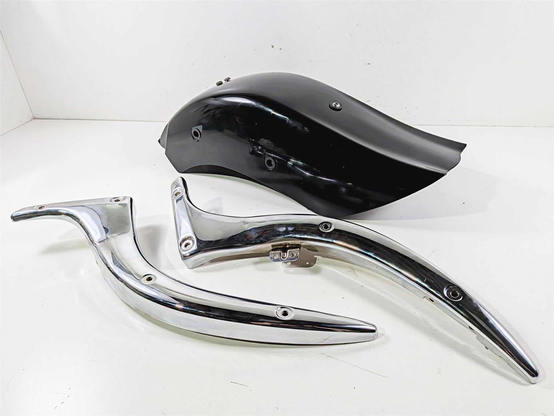 2005 Suzuki VZ800 M50 Boulevard Rear Fender & Side Chrome Struts 63110-39G02 {{ shop.shopifyCountryName }} - Mototech271