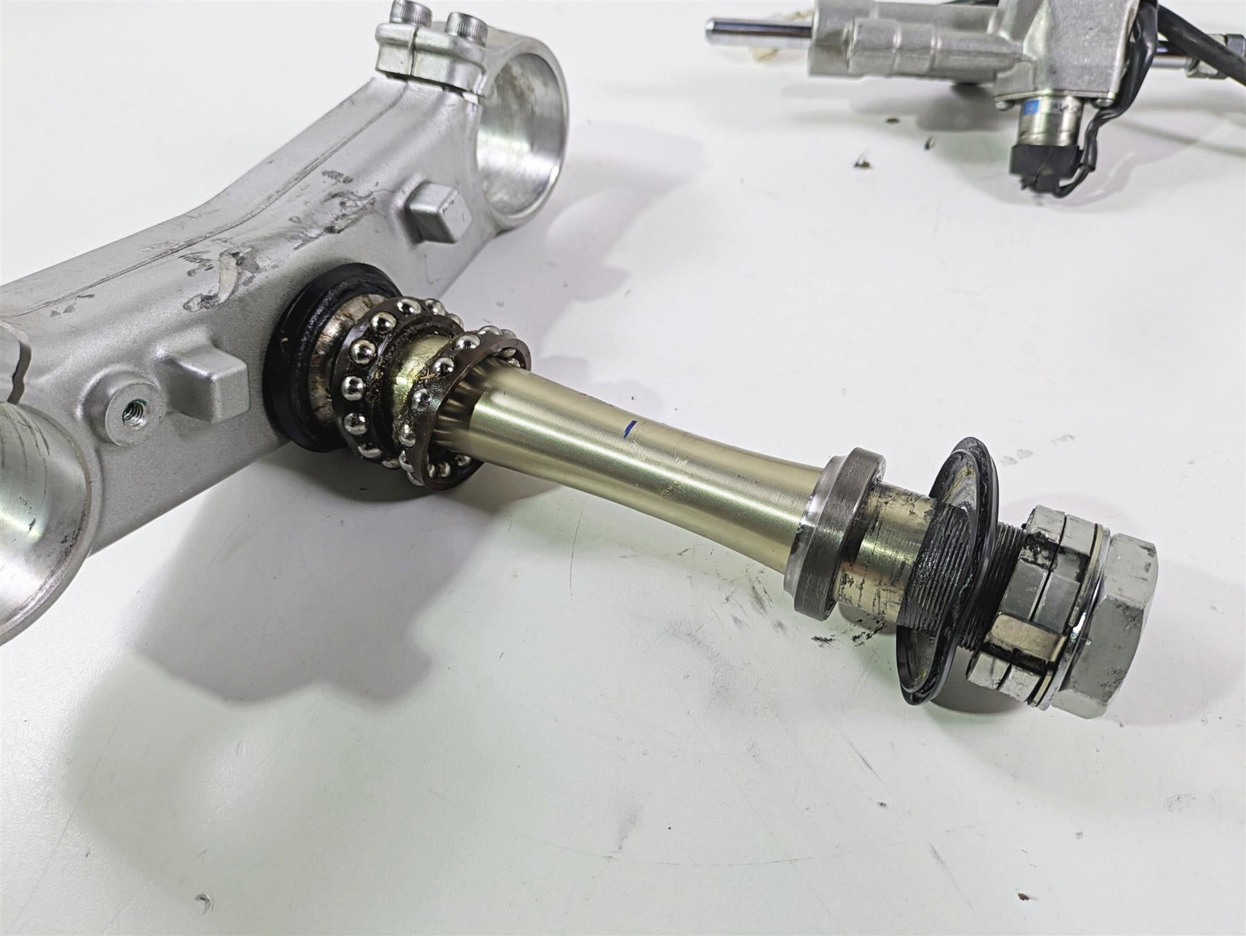 2014 Yamaha YZFR1 R1 RN22 Lower Triple Tree & Steering Damper 14B-23340-00-00 {{ shop.shopifyCountryName }} - Mototech271