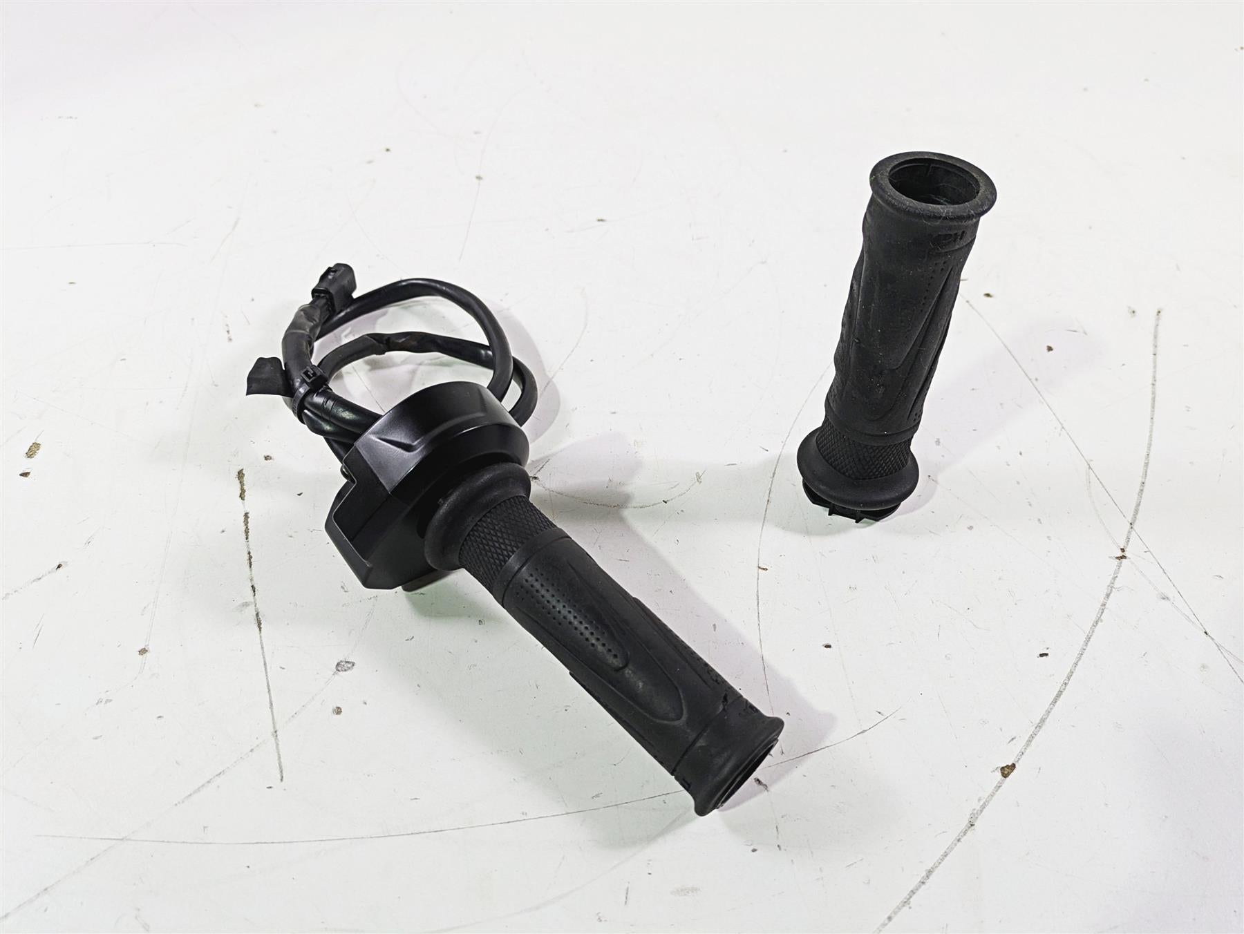 2019 Triumph Speed Triple RS 1050 Ride Fly By Wire Throttle Grip T2042226 {{ shop.shopifyCountryName }} - Mototech271