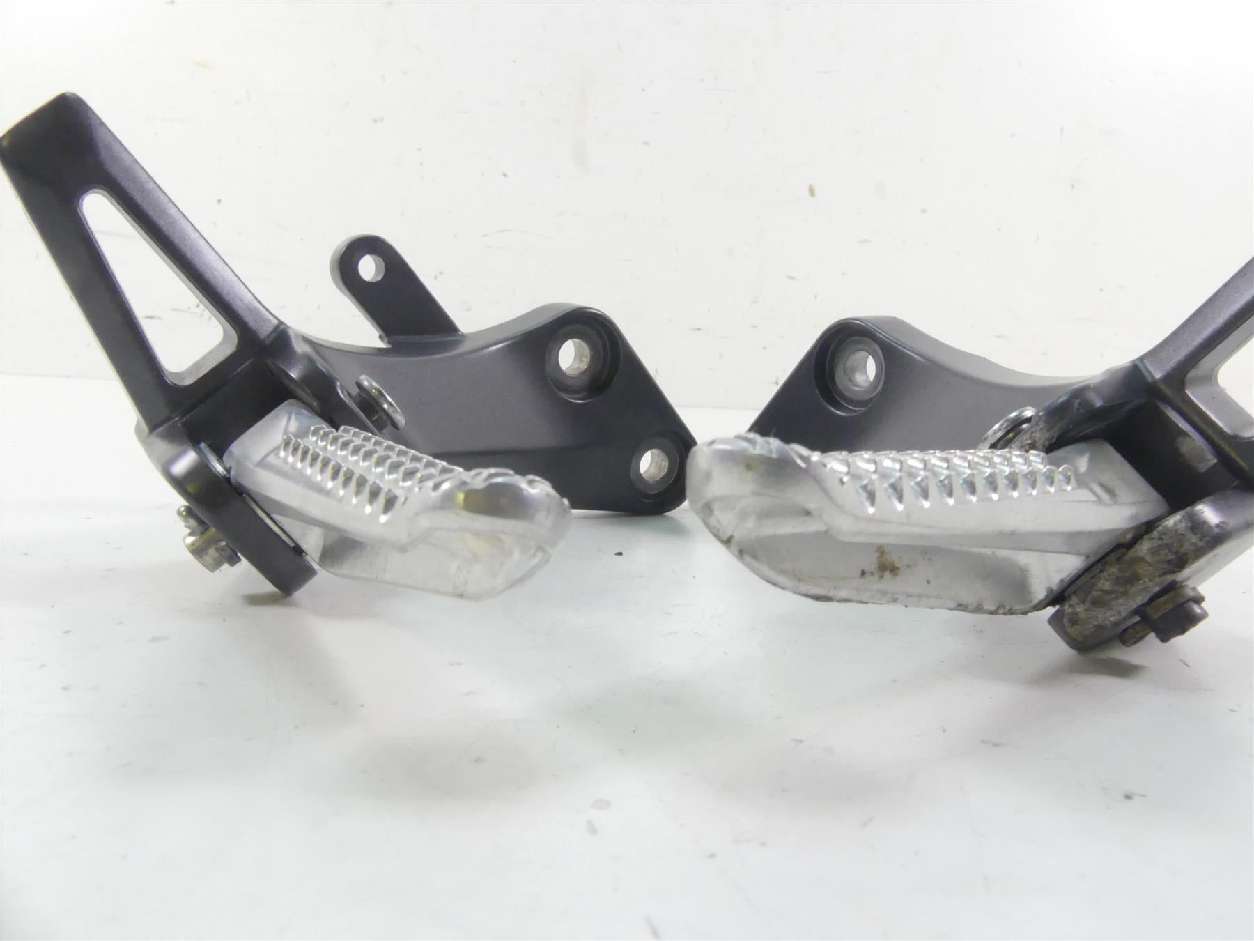 2022 Yamaha MT09 FZ09 Rear Passenger Footpeg Set - Read B7N-2741L-00-00 {{ shop.shopifyCountryName }} - Mototech271