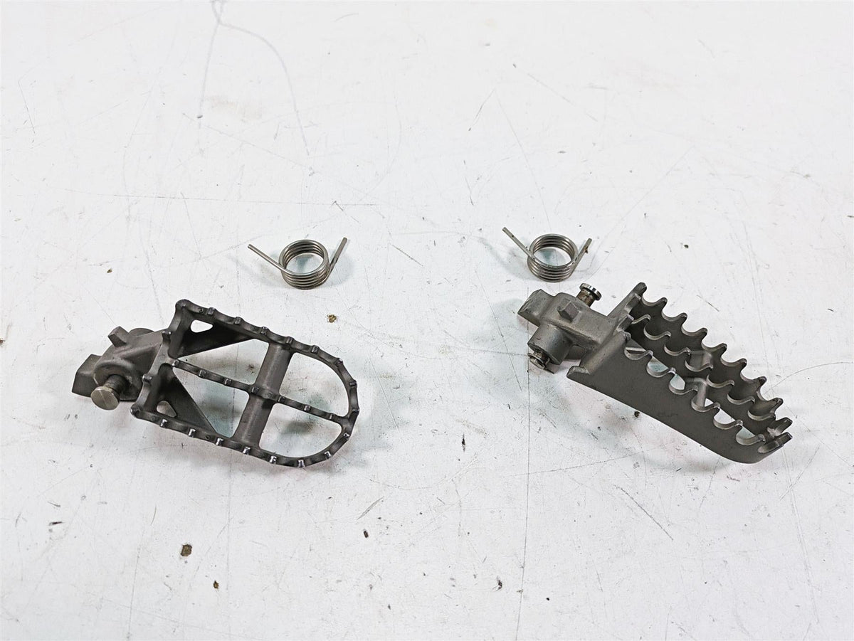 2007 BMW R1200GS K255 Adv Front Footpeg Foot Peg Rest Set 46717694557 {{ shop.shopifyCountryName }} - Mototech271