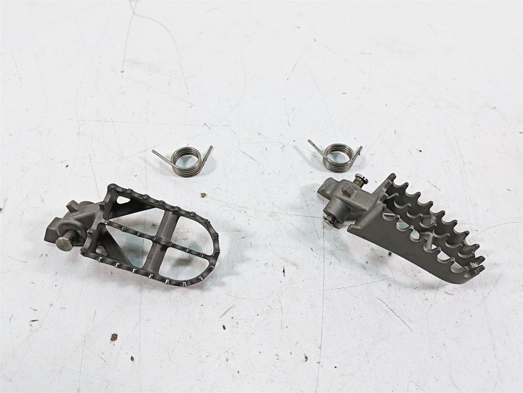 2007 BMW R1200GS K255 Adv Front Footpeg Foot Peg Rest Set 46717694557 {{ shop.shopifyCountryName }} - Mototech271
