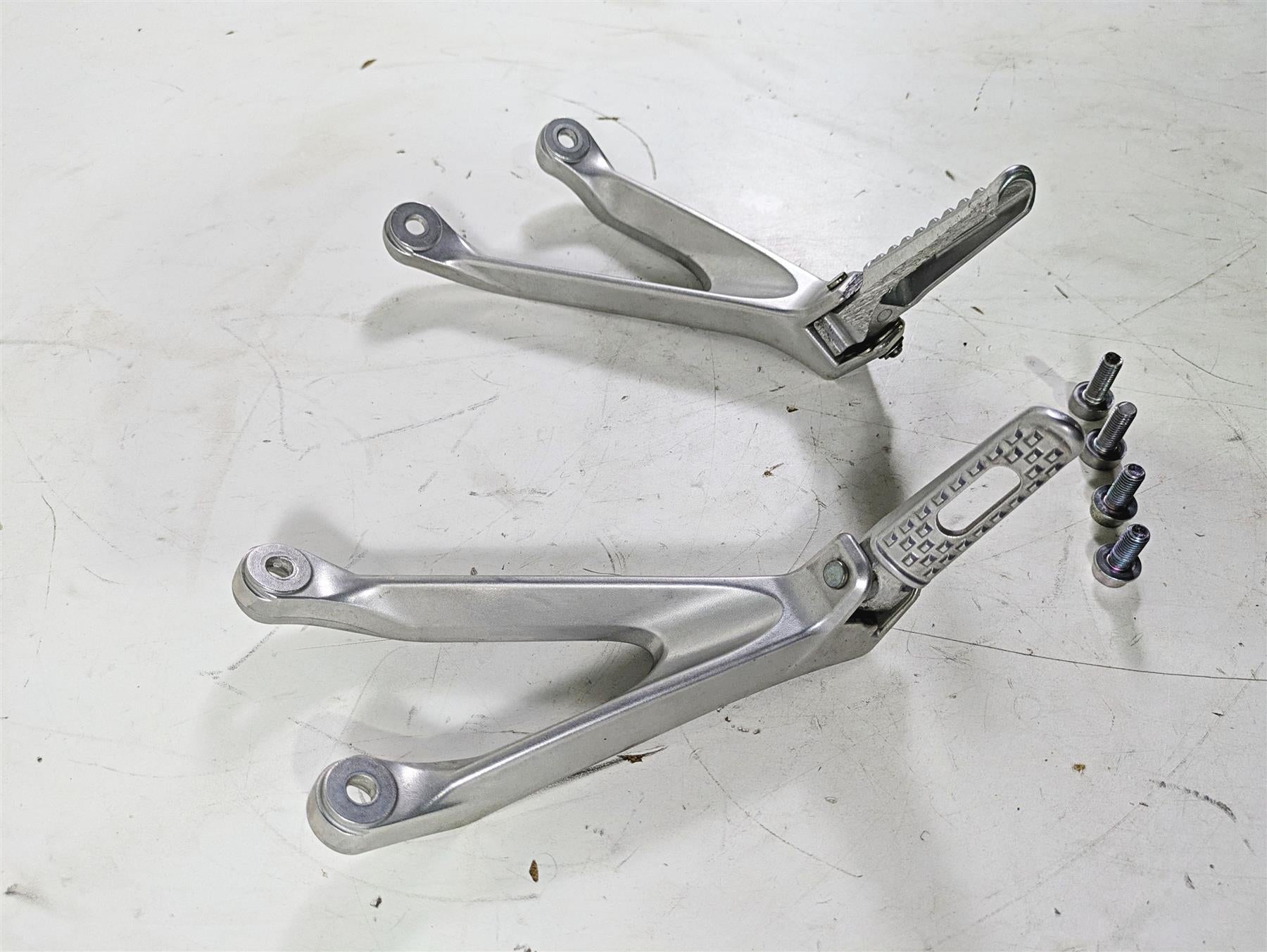 2008 Honda CBR1000RR SC59 Rear Passenger Footpeg Set 50750-MFL-000 50760-MFL-000 {{ shop.shopifyCountryName }} - Mototech271