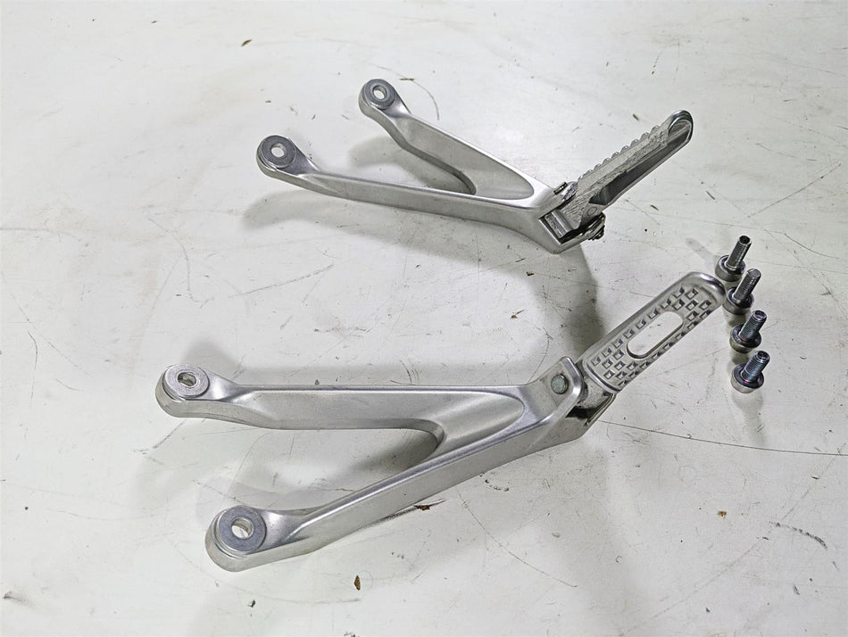 2008 Honda CBR1000RR SC59 Rear Passenger Footpeg Set 50750-MFL-000 50760-MFL-000 {{ shop.shopifyCountryName }} - Mototech271