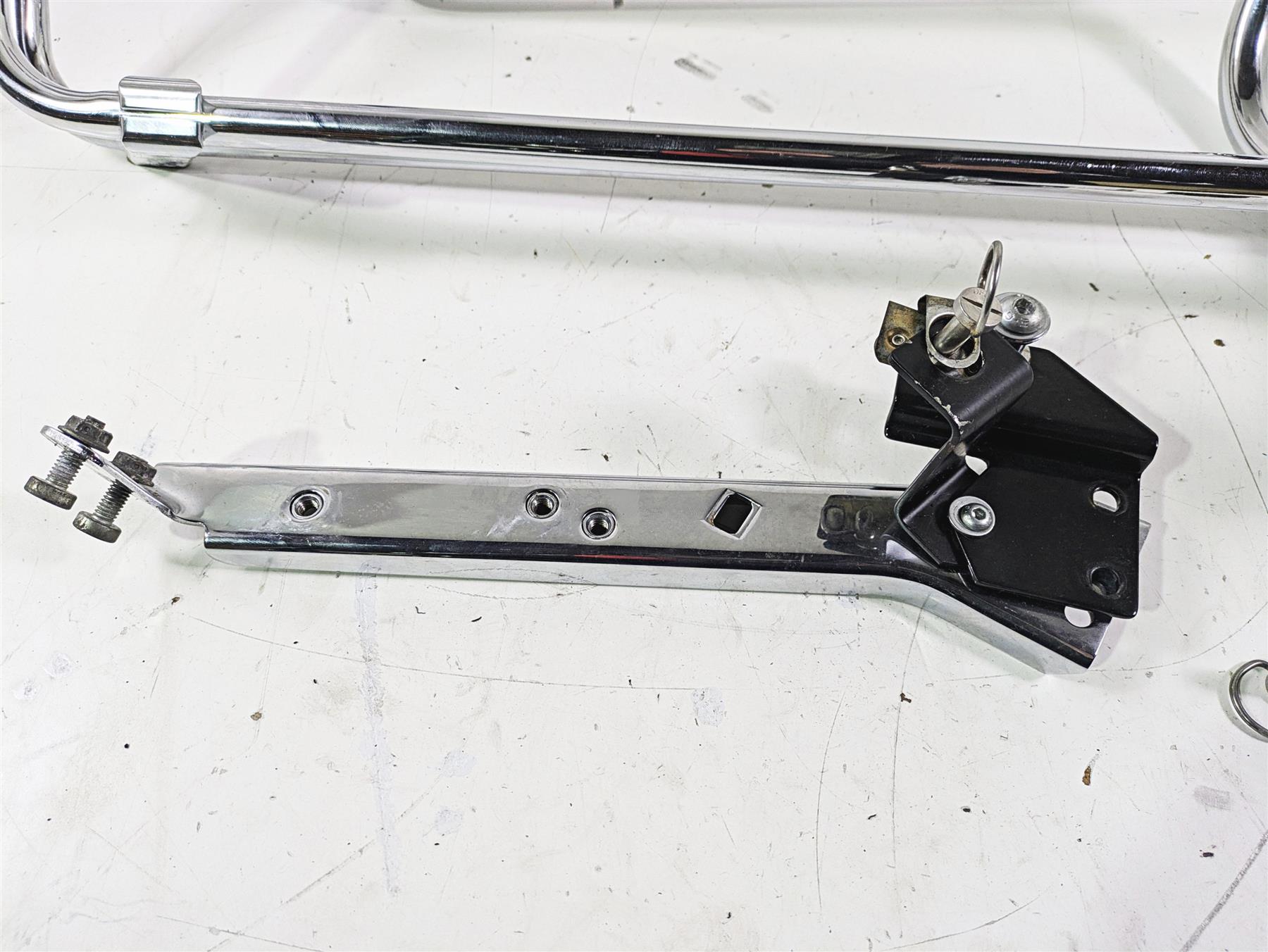 2007 Harley Touring FLHTCU SE CVO E-Glide Right Saddlebag Guard 49207-04 {{ shop.shopifyCountryName }} - Mototech271