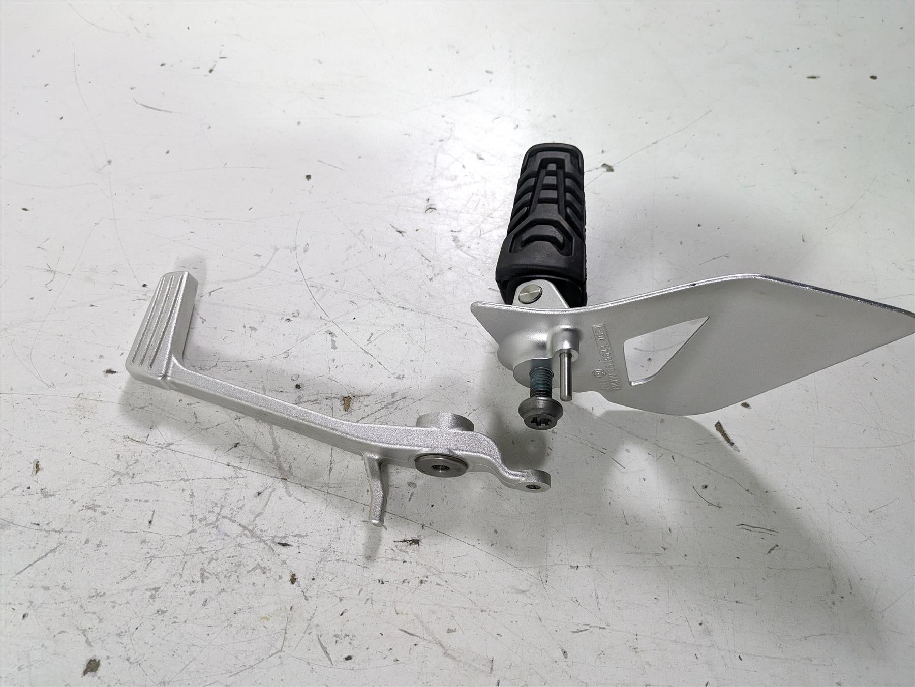 2022 BMW R1250 RT K052 Right Front Footpeg & Brake Pedal Set 35218534746 {{ shop.shopifyCountryName }} - Mototech271